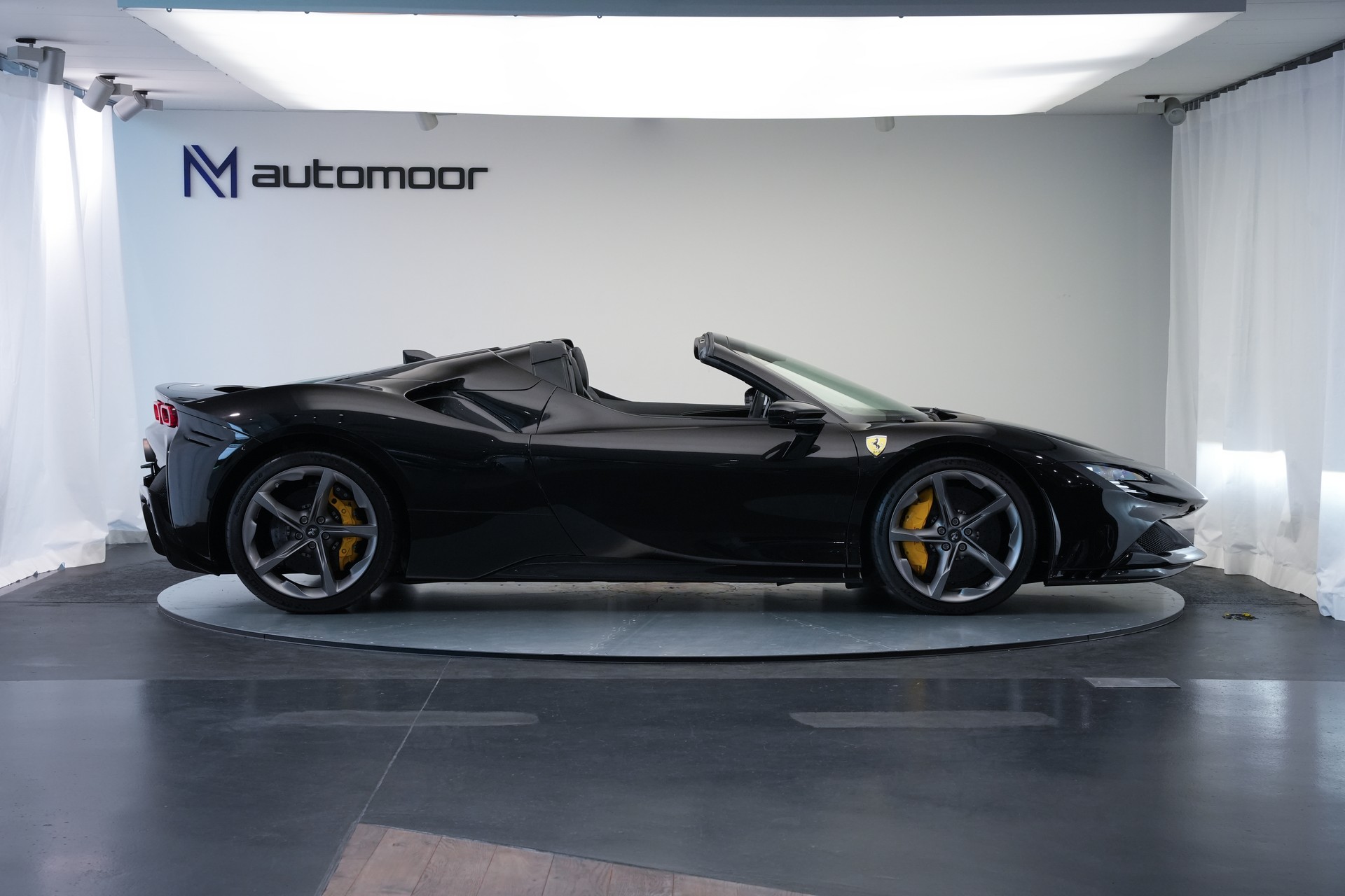 FERRARI SF90 Spider *CH-Fahrzeug* *Nero Daytona* *Carbon*-showroom-element-3