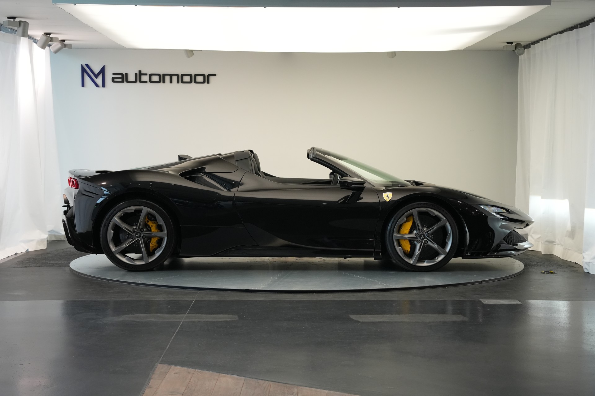 FERRARI SF90 Spider *Nero Daytona*-showroom-element-3