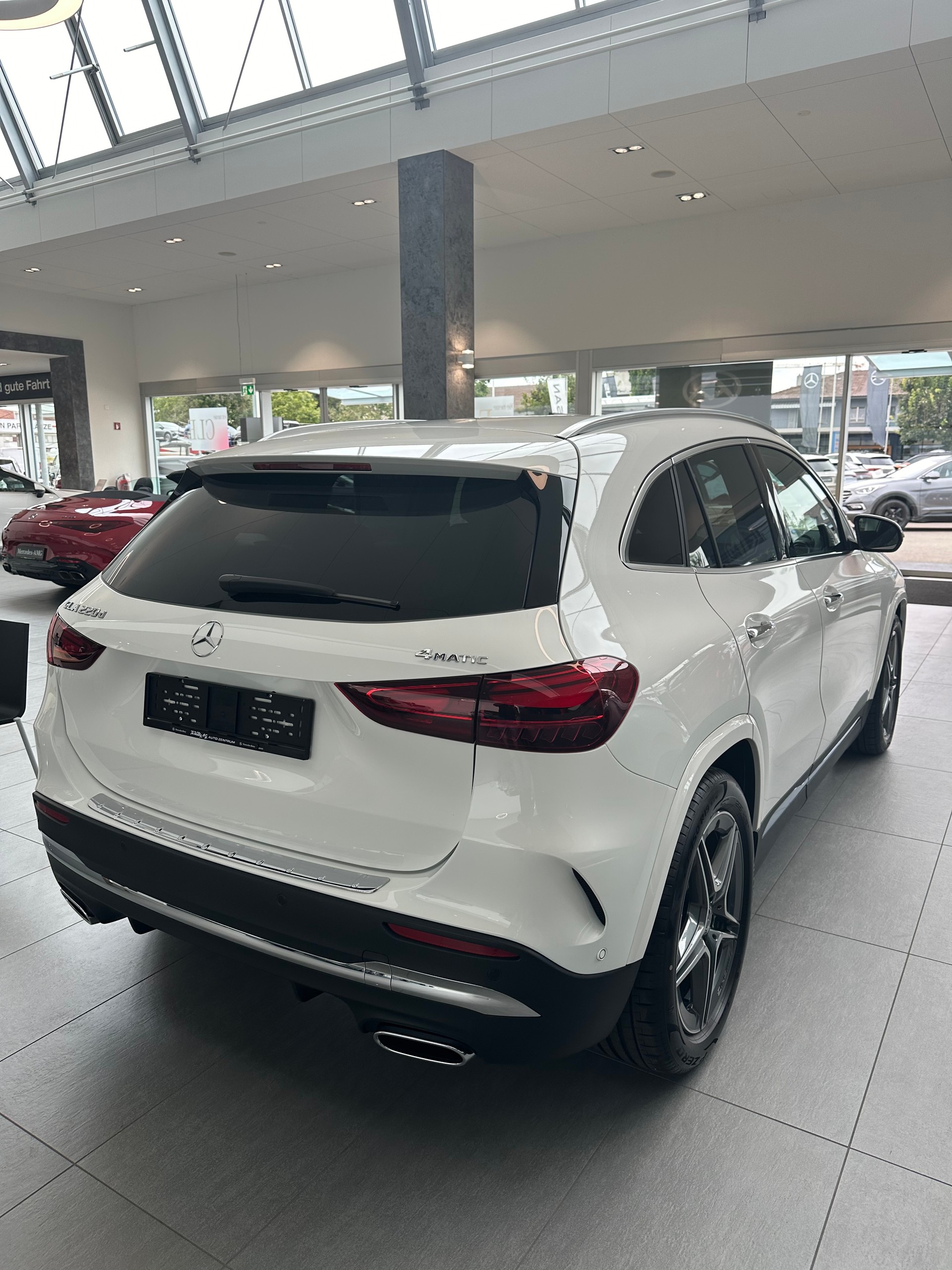 MERCEDES-BENZ GLA 220 d Swiss Star 4matic-image-2