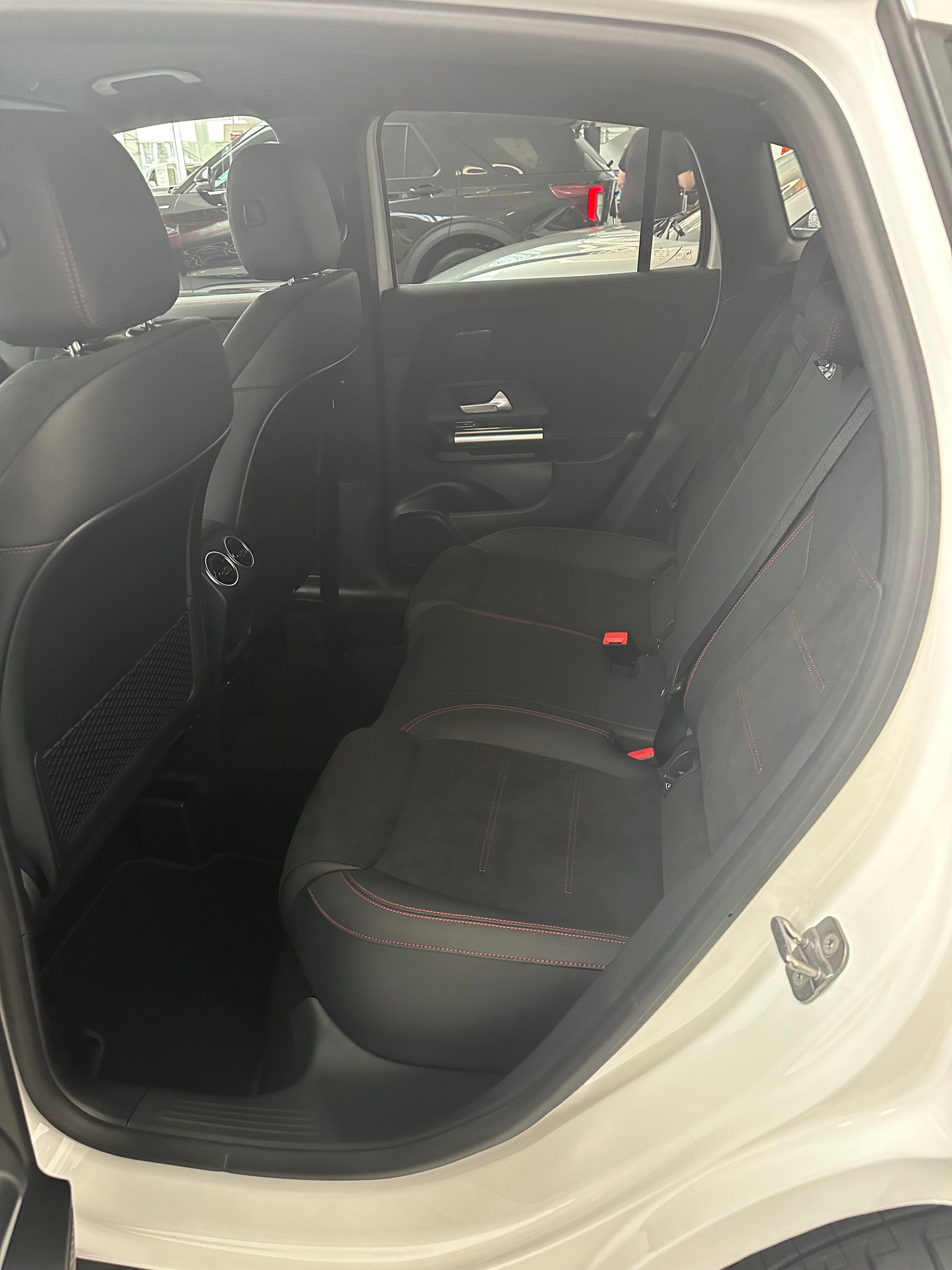 MERCEDES-BENZ GLA 220 d Swiss Star 4matic-image-4