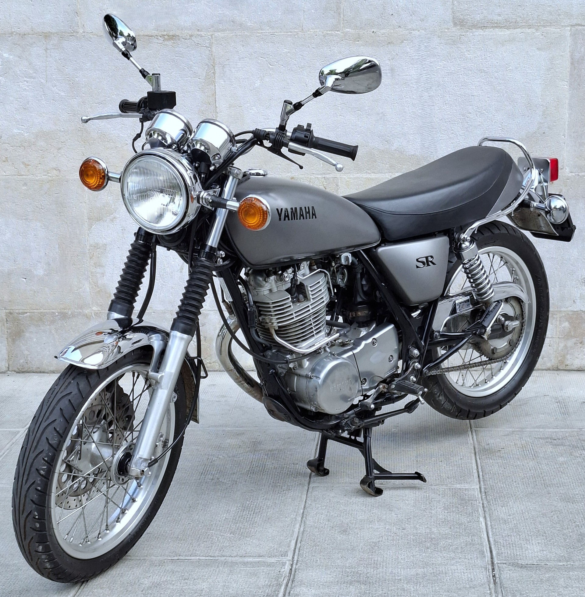 YAMAHA SR 400-showroom-element-3