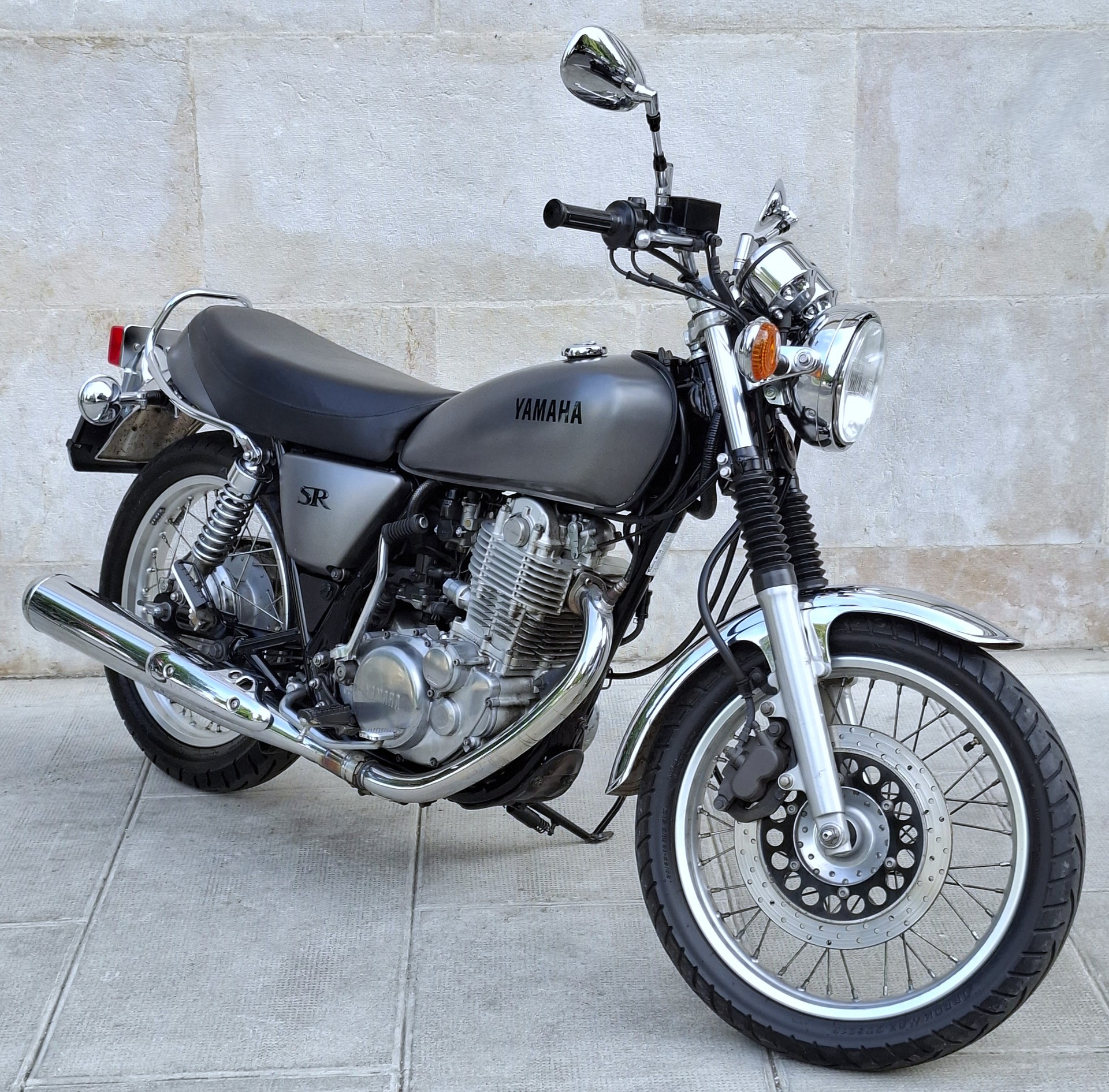 YAMAHA SR 400-showroom-element-1