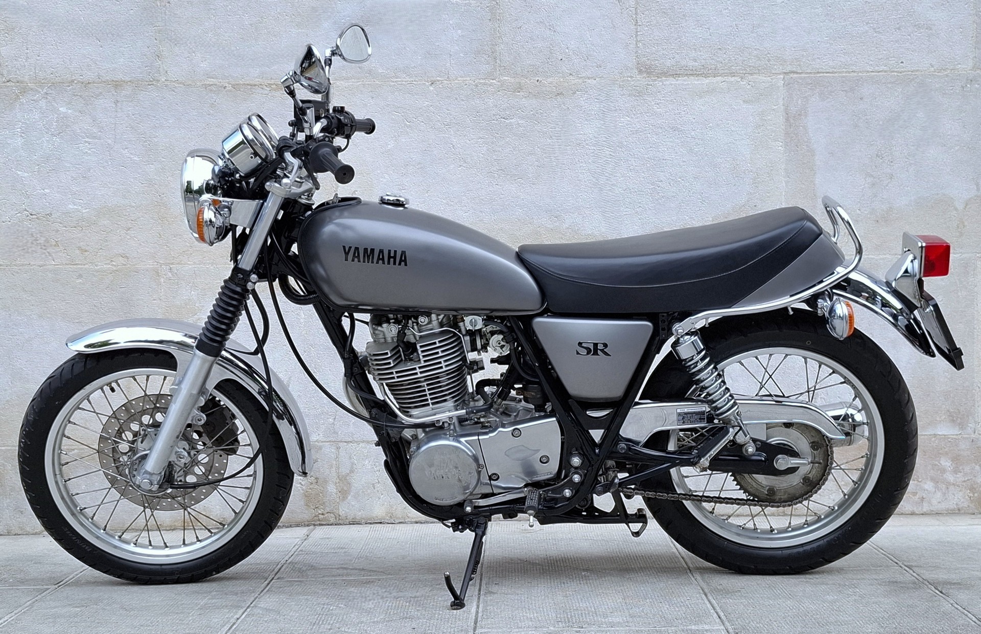 YAMAHA SR 400-showroom-element-2