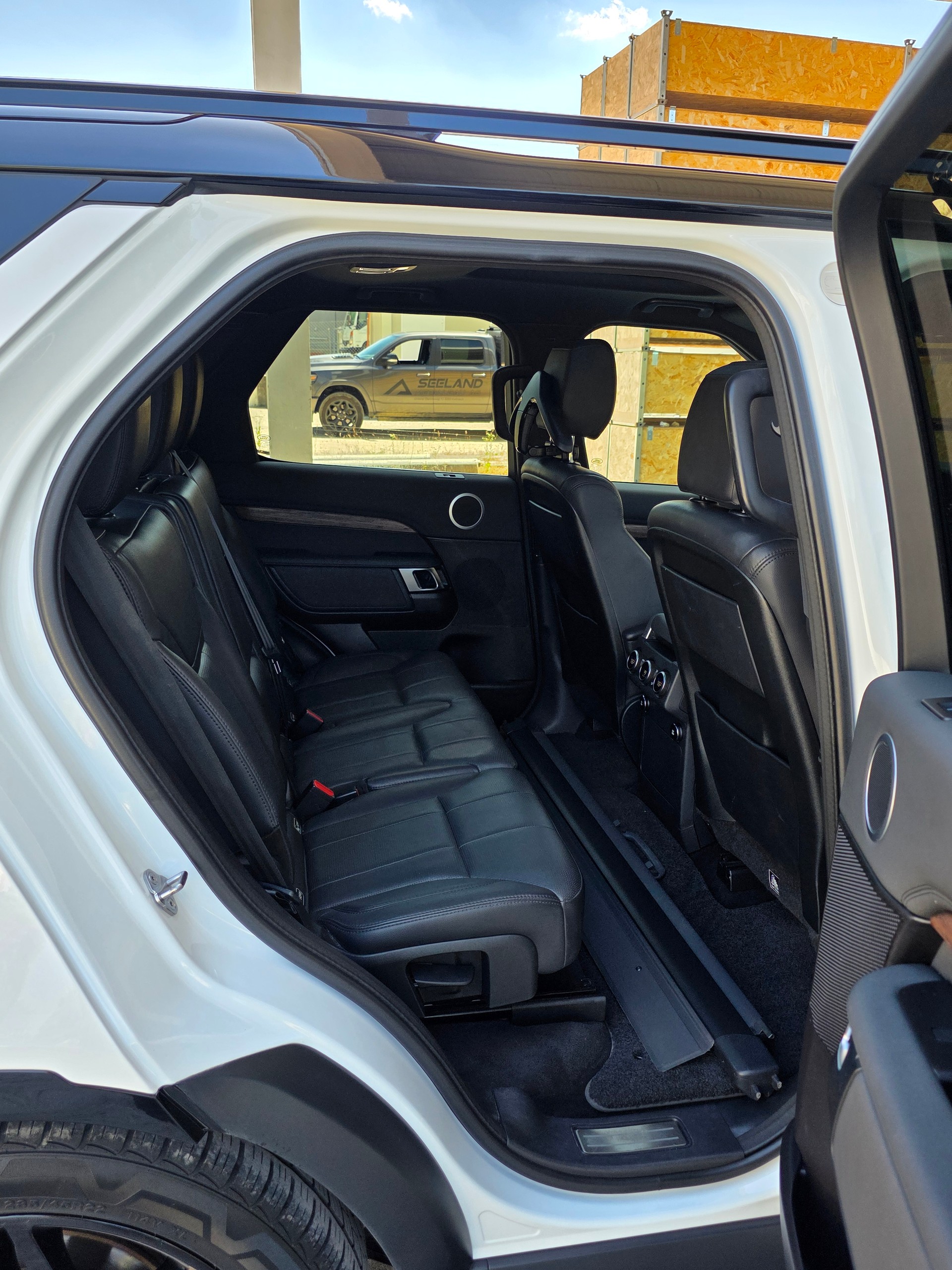 LAND ROVER Discovery 3.0 SDV6 HSE Luxury Automatic-image-9