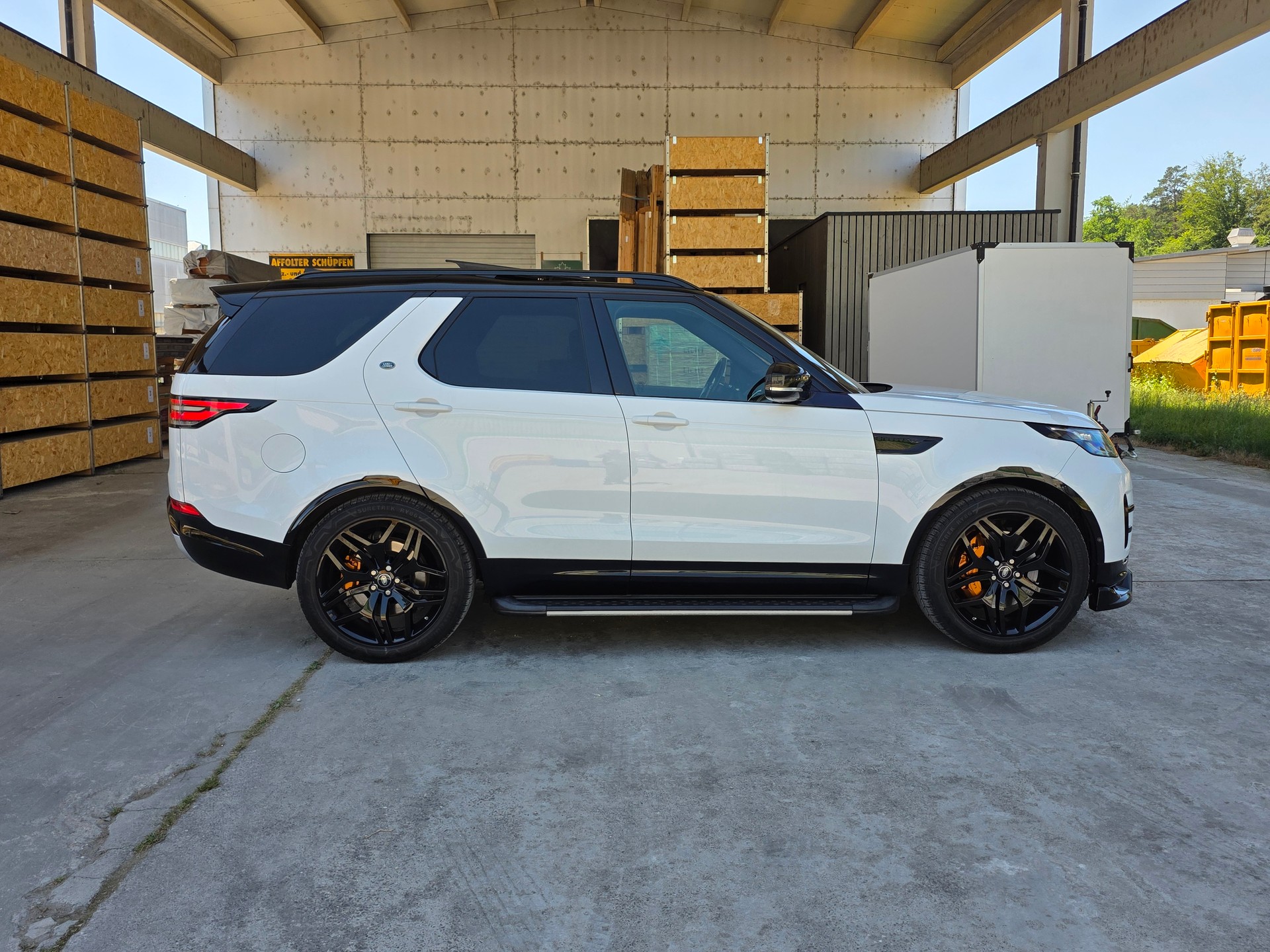 LAND ROVER Discovery 3.0 SDV6 HSE Luxury Automatic-image-2