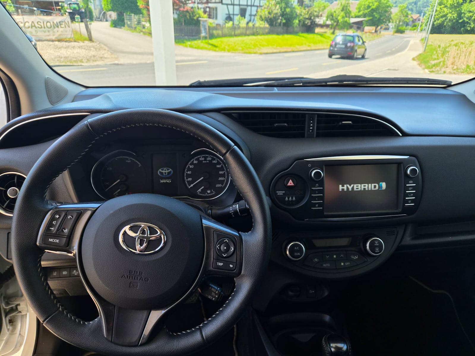 TOYOTA Yaris 1.5 VVT-i Hybrid Trend e-CVT-image-6
