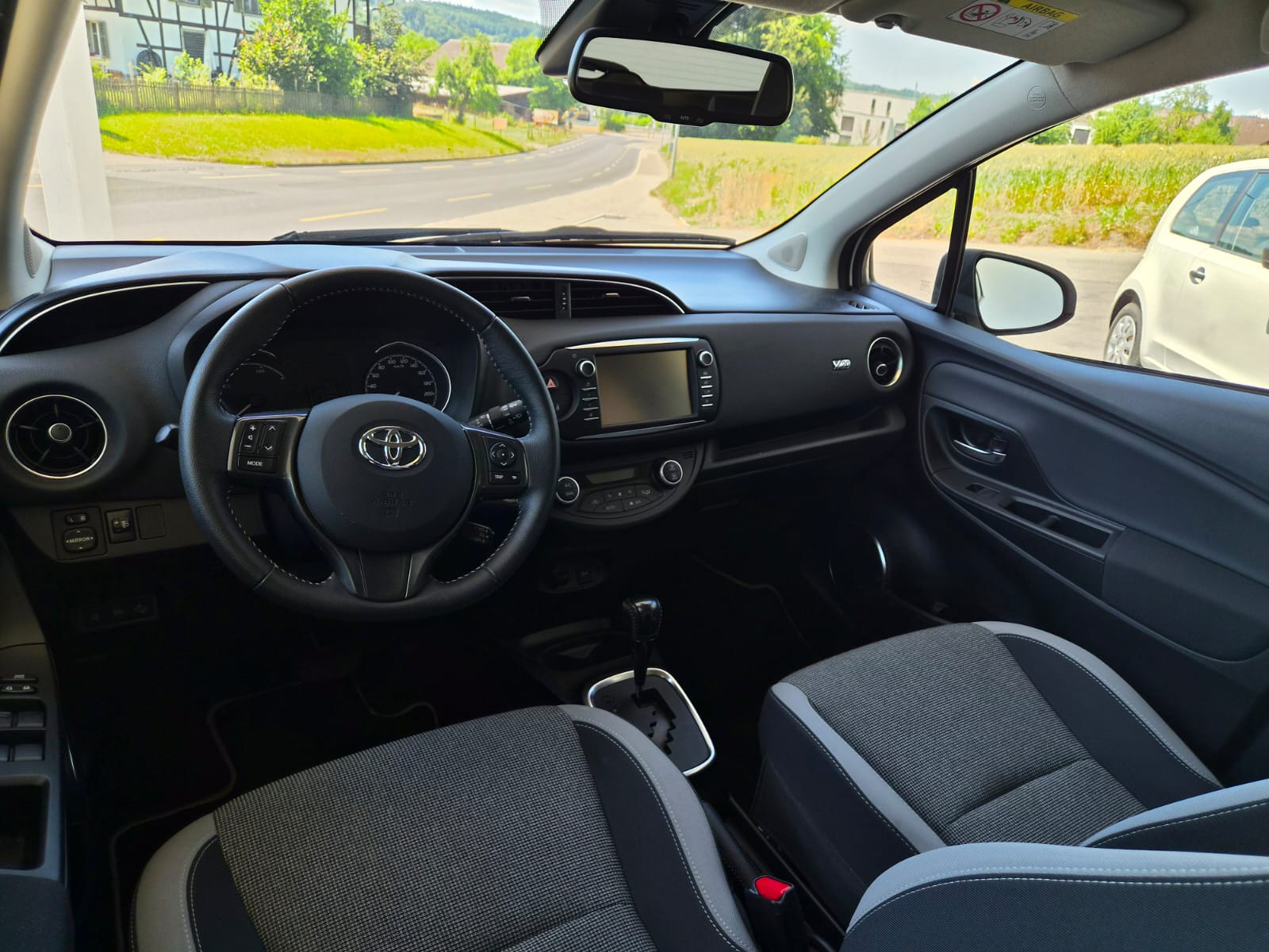 TOYOTA Yaris 1.5 VVT-i Hybrid Trend e-CVT-image-5