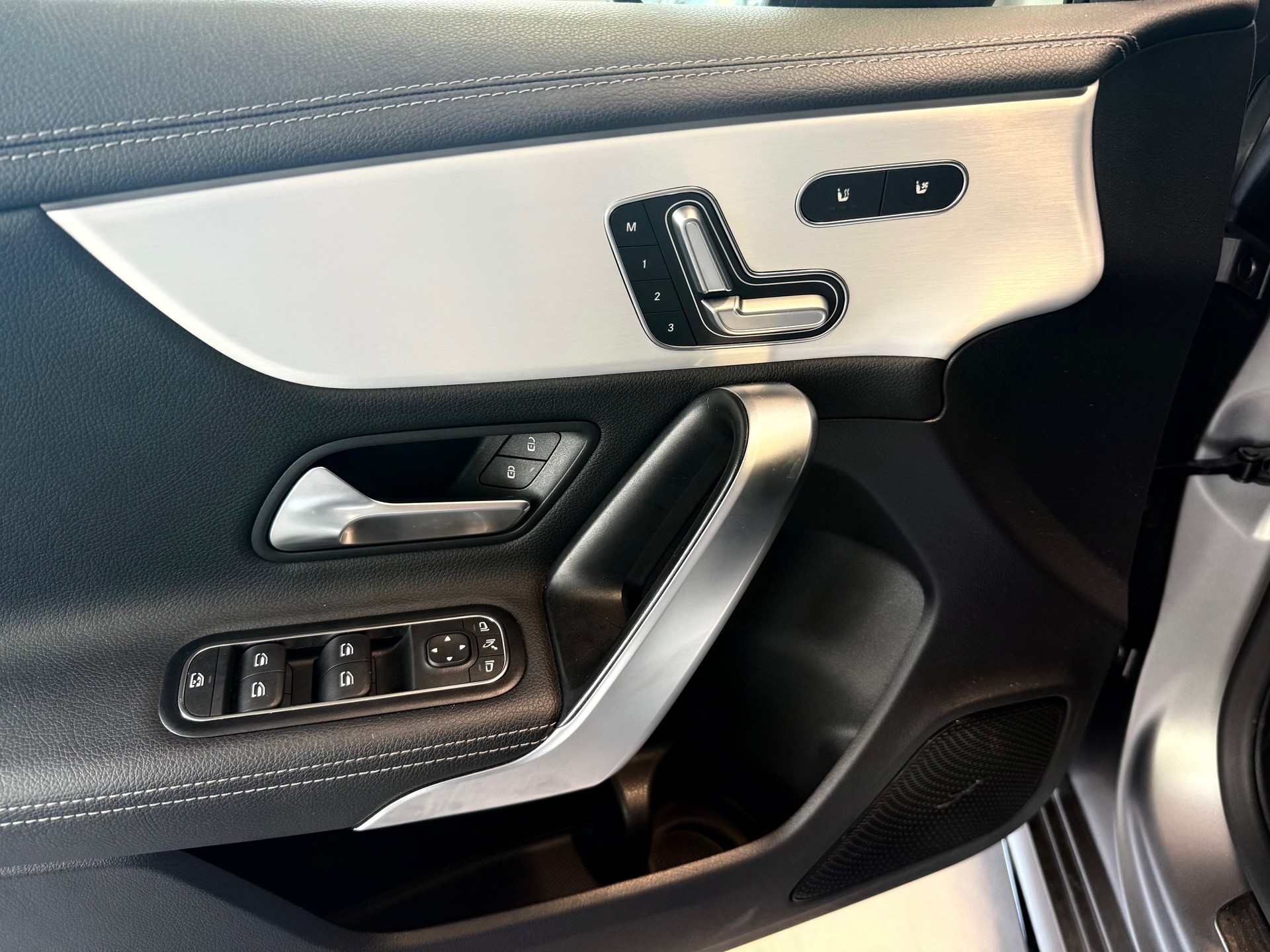 MERCEDES-BENZ A 35 AMG 4Matic Speedshift-image-9