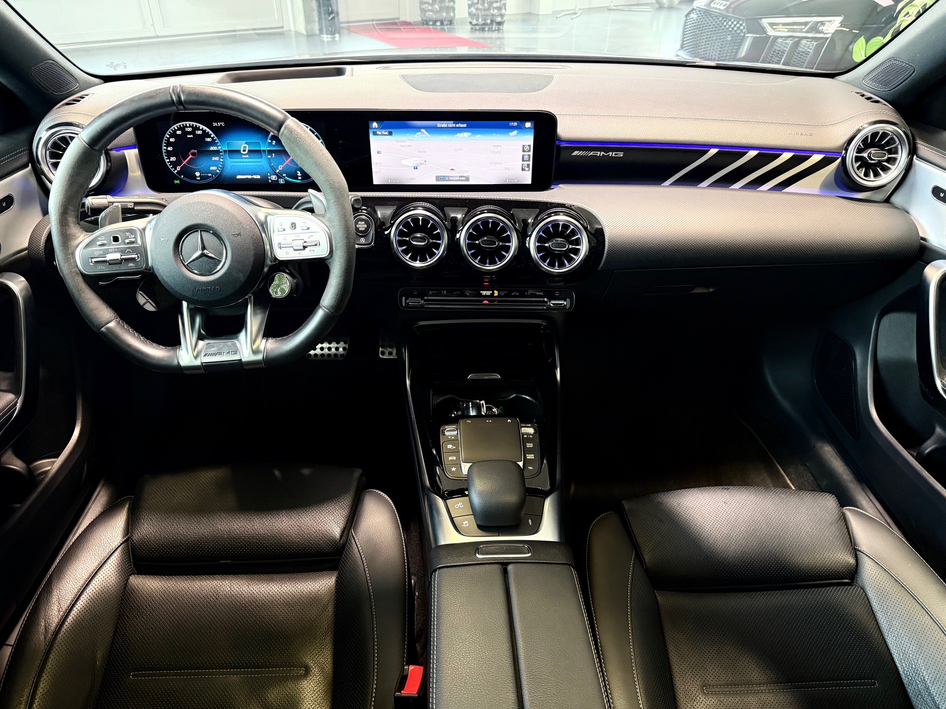 MERCEDES-BENZ A 35 AMG 4Matic Speedshift-image-14