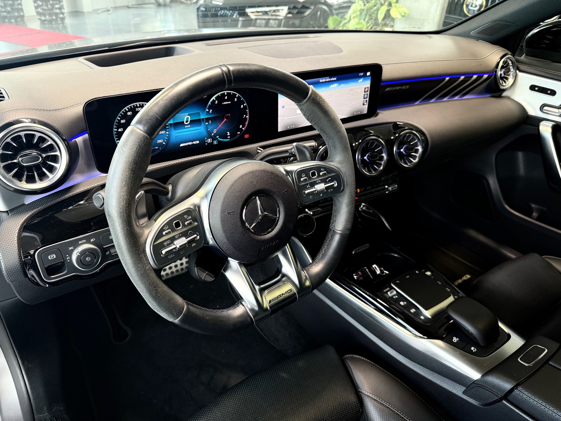 MERCEDES-BENZ A 35 AMG 4Matic Speedshift-image-11