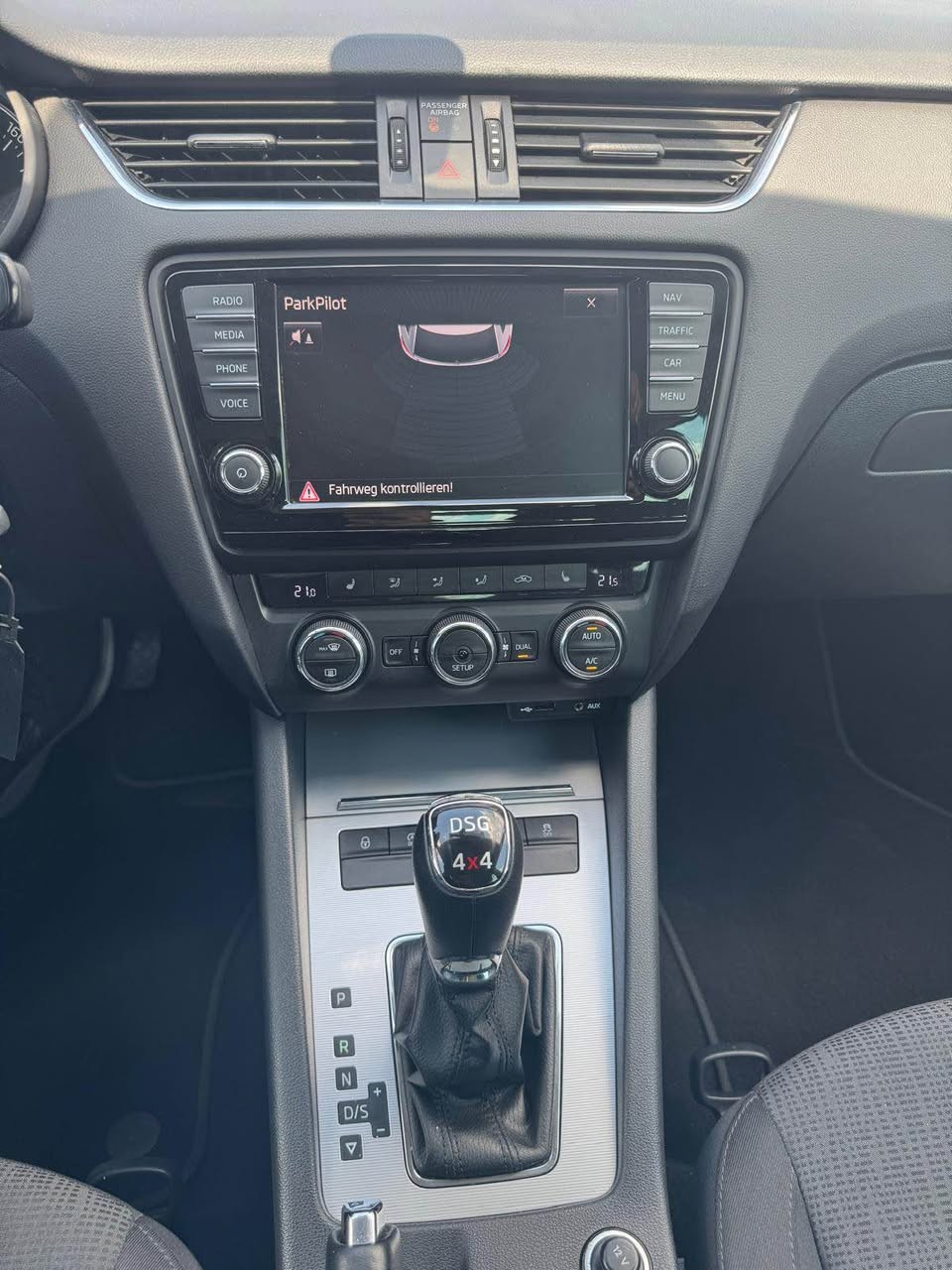 SKODA Octavia Combi 1.8 TSI Fresh 4x4 DSG-image-12