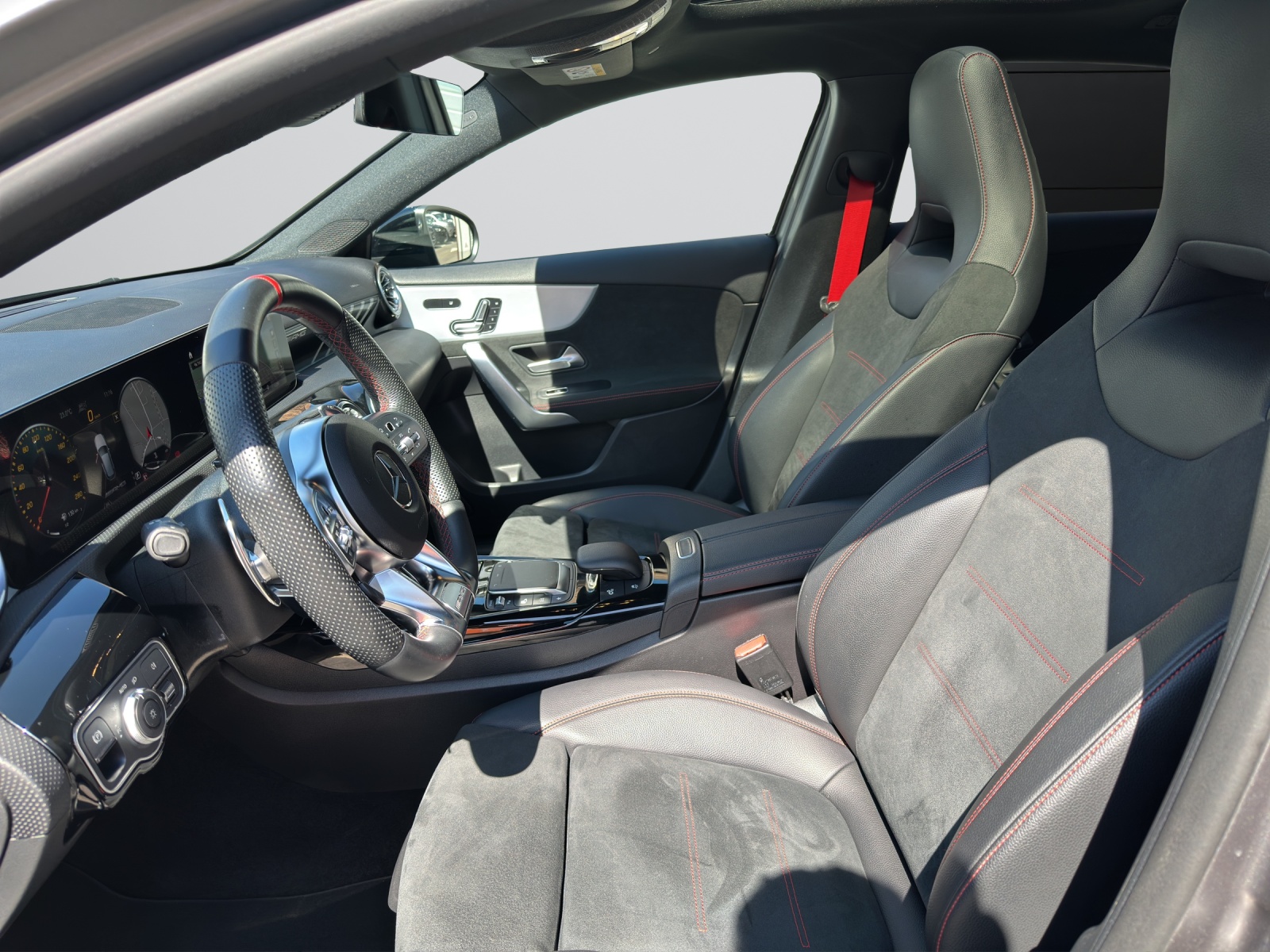 MERCEDES-BENZ A 35 AMG 4Matic-image-6
