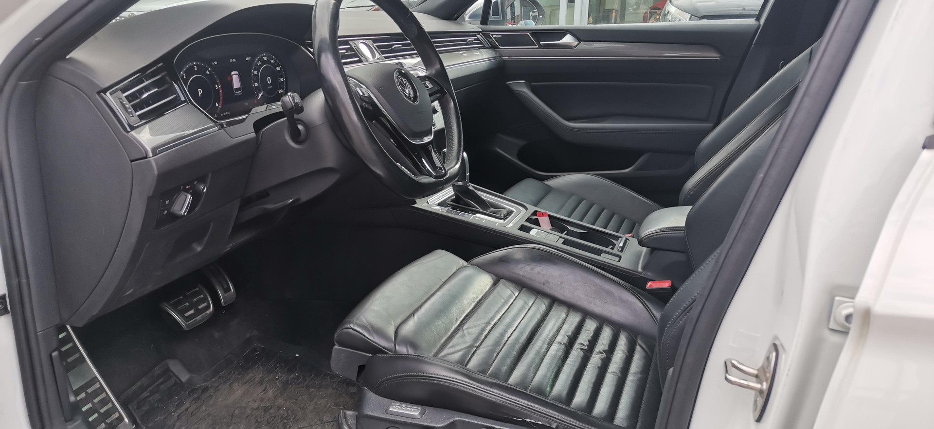 VW Passat Alltrack 2.0 TDI 240 SCR DSG 4motion-image-7