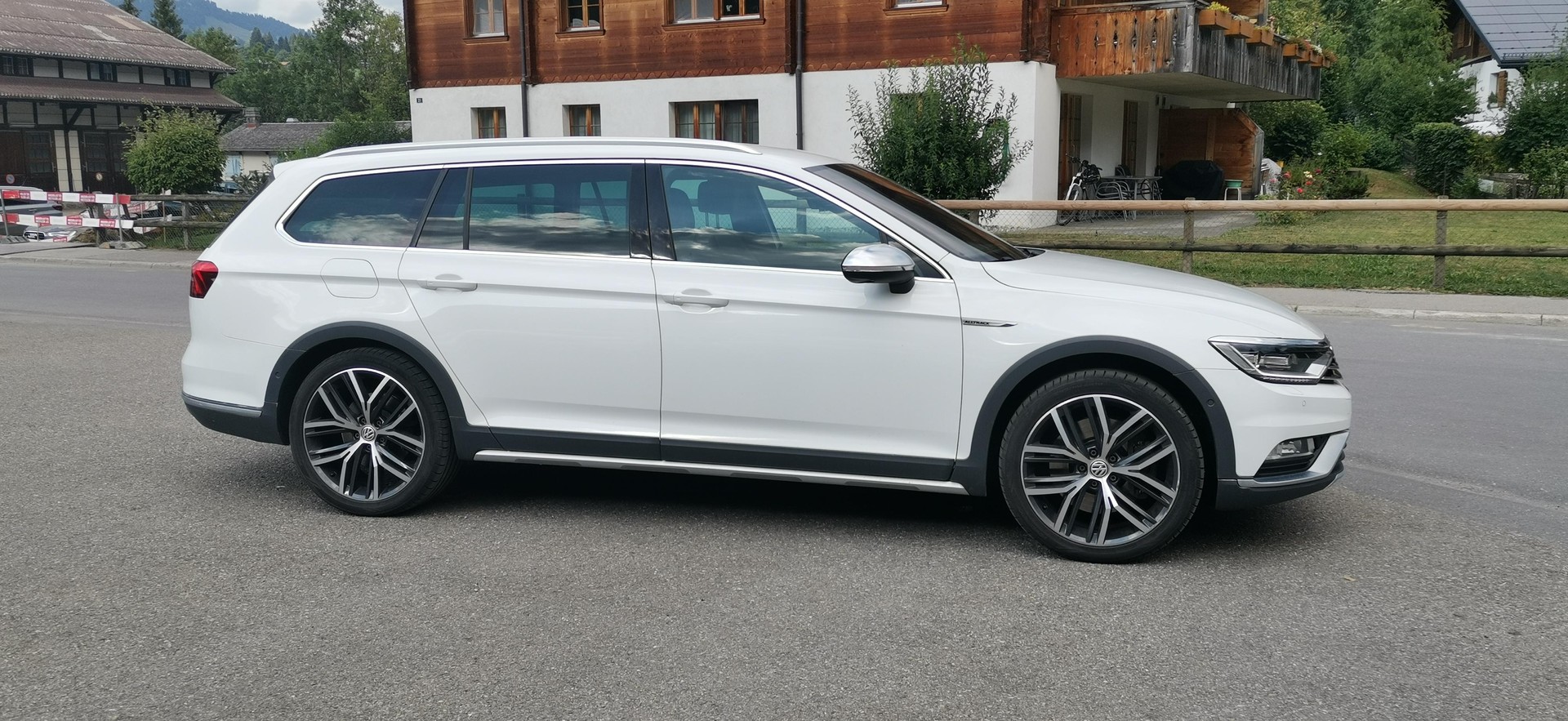 VW Passat Alltrack 2.0 TDI 240 SCR DSG 4motion-image-2