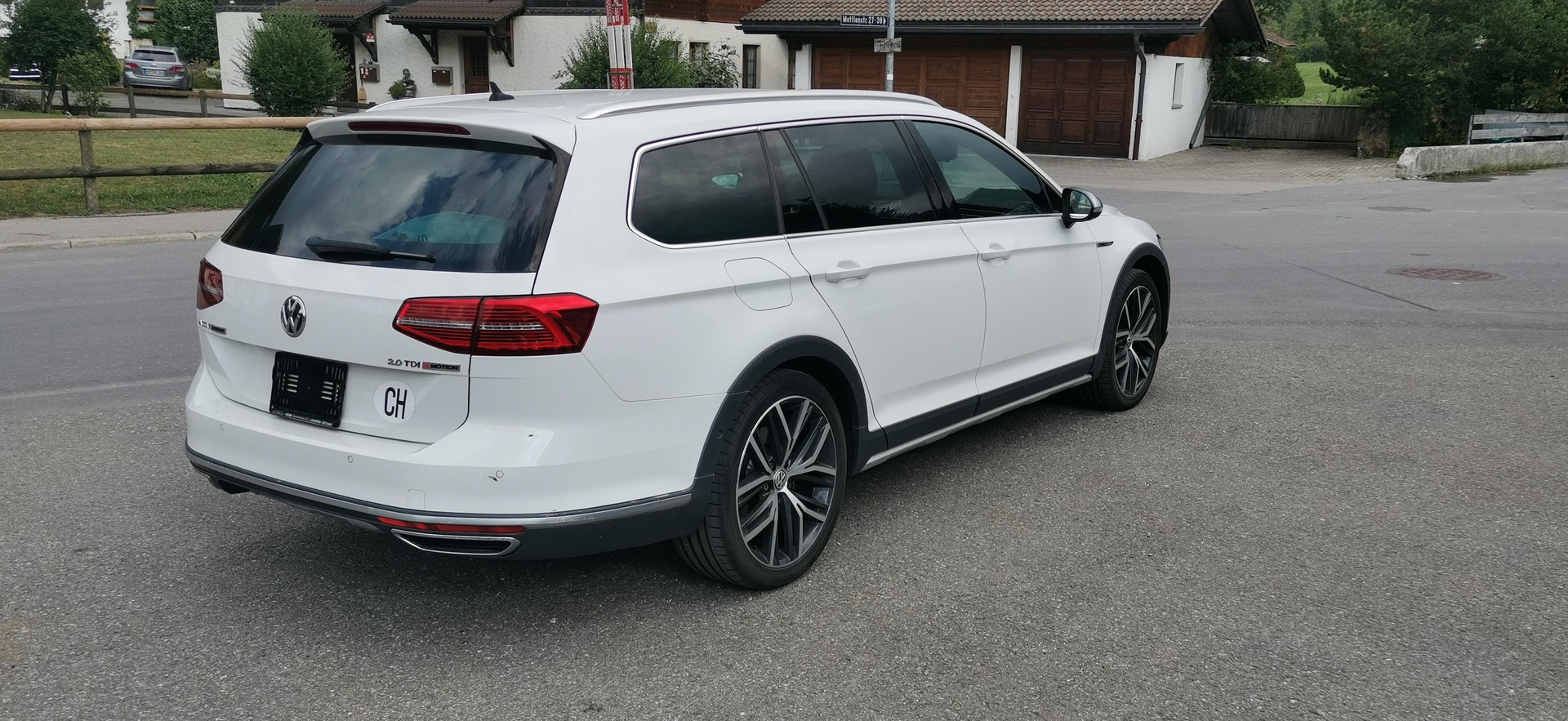 VW Passat Alltrack 2.0 TDI 240 SCR DSG 4motion-image-3