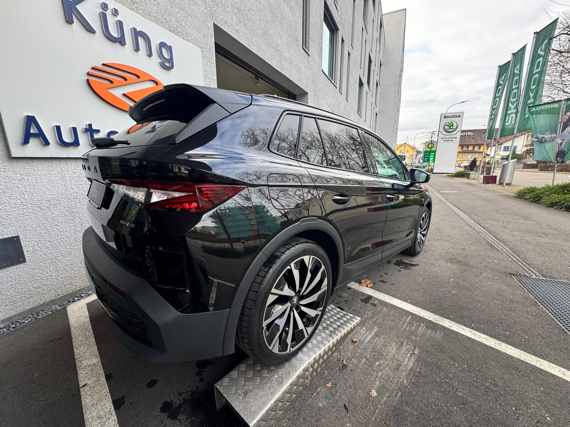 SKODA Elroq 85x Sportline 4x4-image-2
