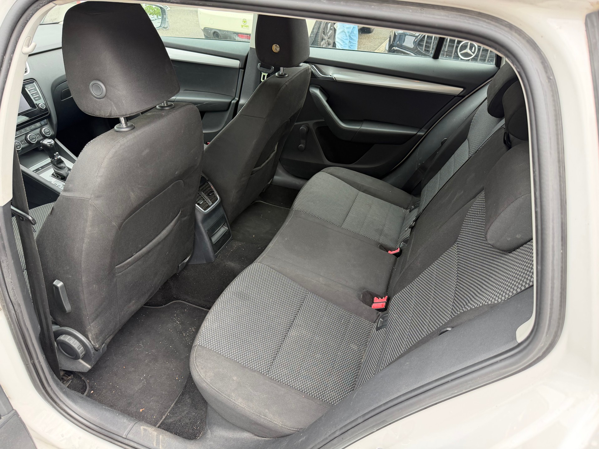 SKODA Octavia Combi 2.0 TDI Ambition DSG-image-9