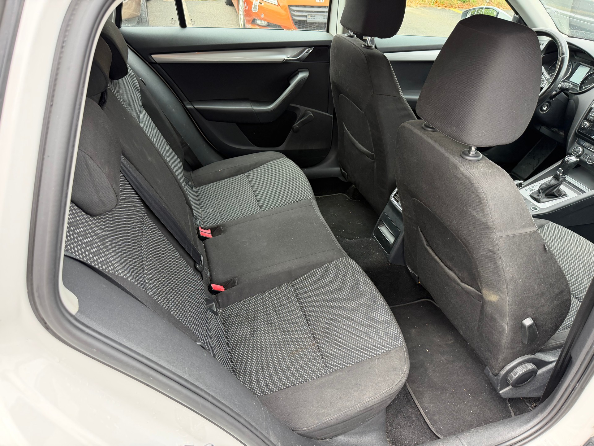SKODA Octavia Combi 2.0 TDI Ambition DSG-image-10
