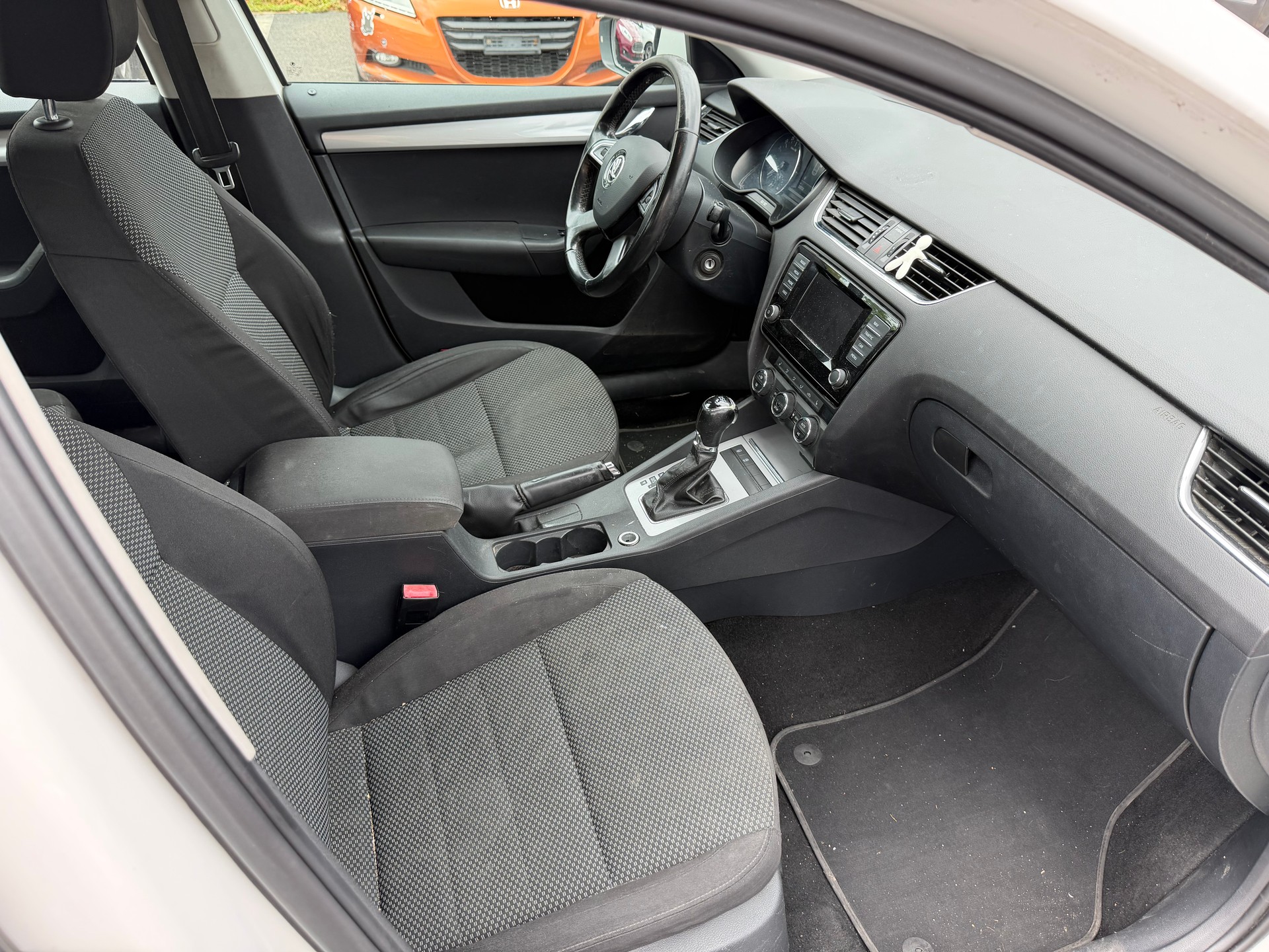 SKODA Octavia Combi 2.0 TDI Ambition DSG-image-6