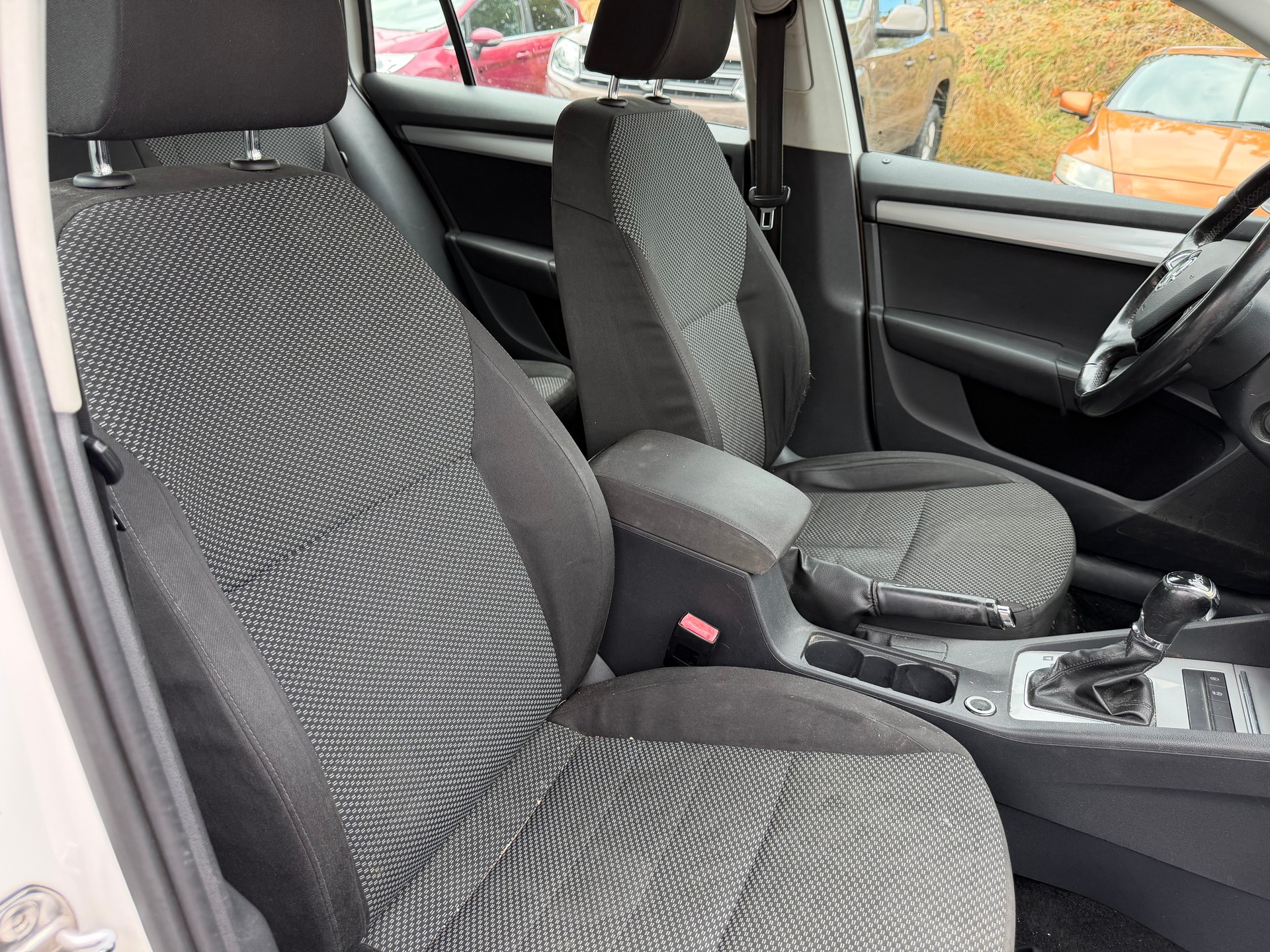 SKODA Octavia Combi 2.0 TDI Ambition DSG-image-8