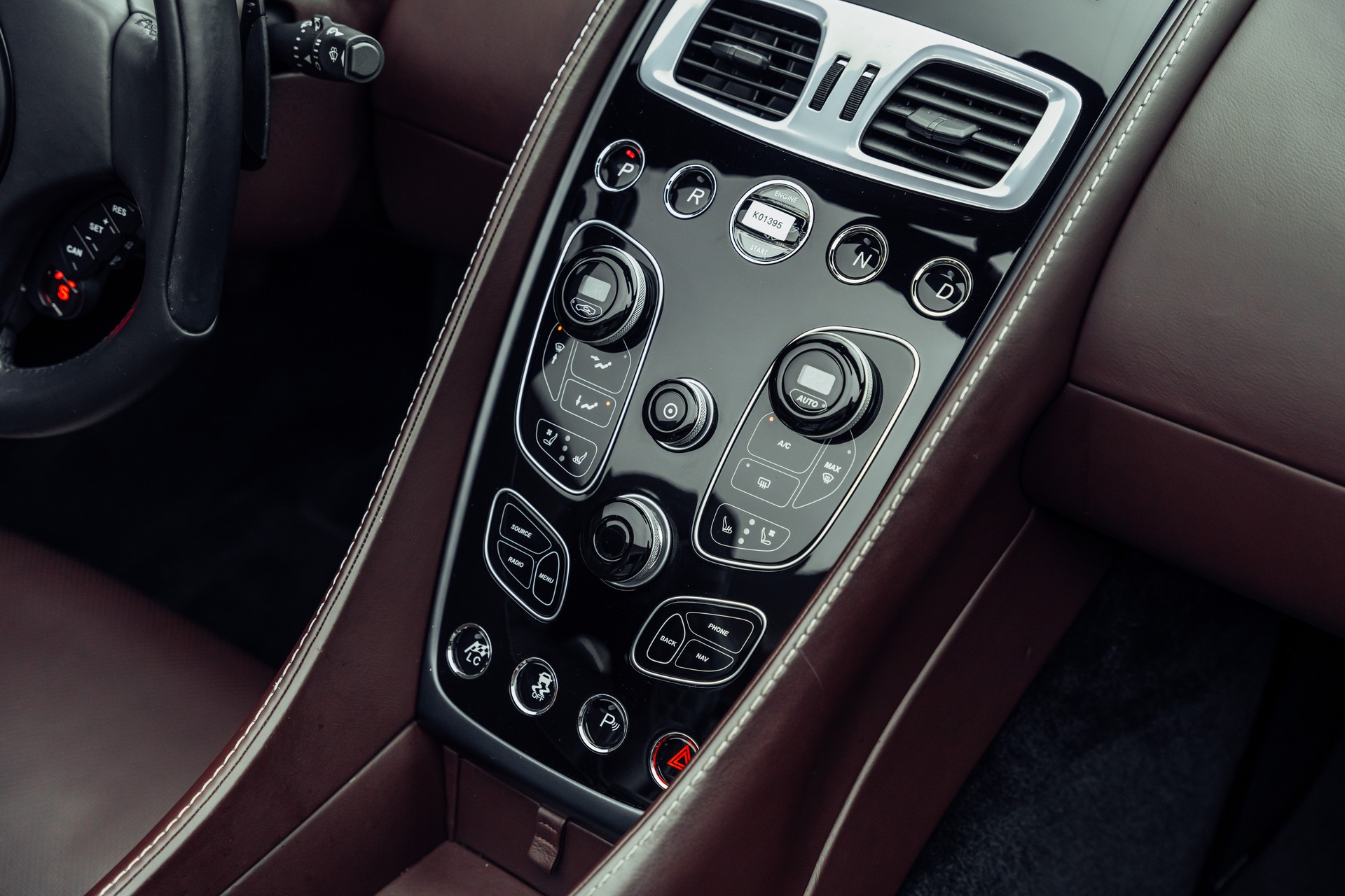 ASTON MARTIN Vanquish Volante V12 5.9 Touchtronic 3-image-21