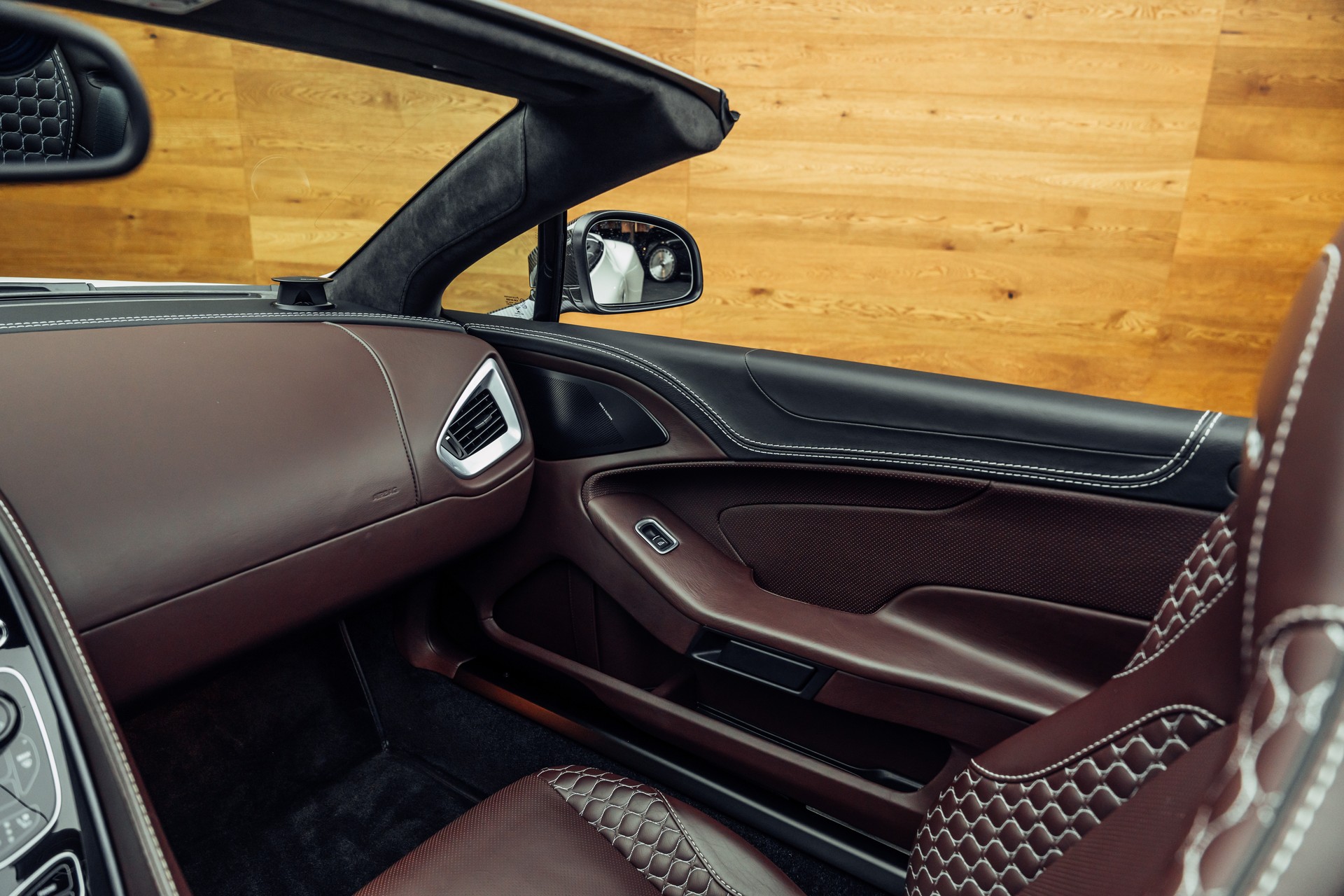 ASTON MARTIN Vanquish Volante V12 5.9 Touchtronic 3-image-11