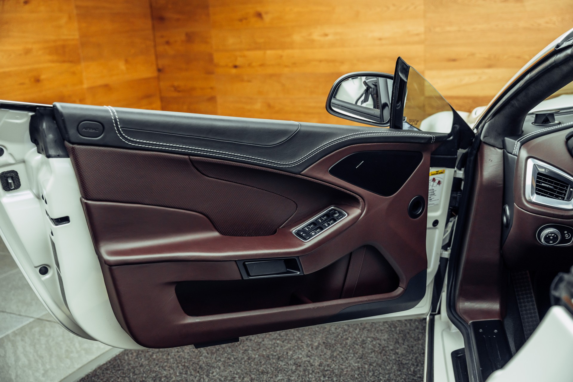 ASTON MARTIN Vanquish Volante V12 5.9 Touchtronic 3-image-15