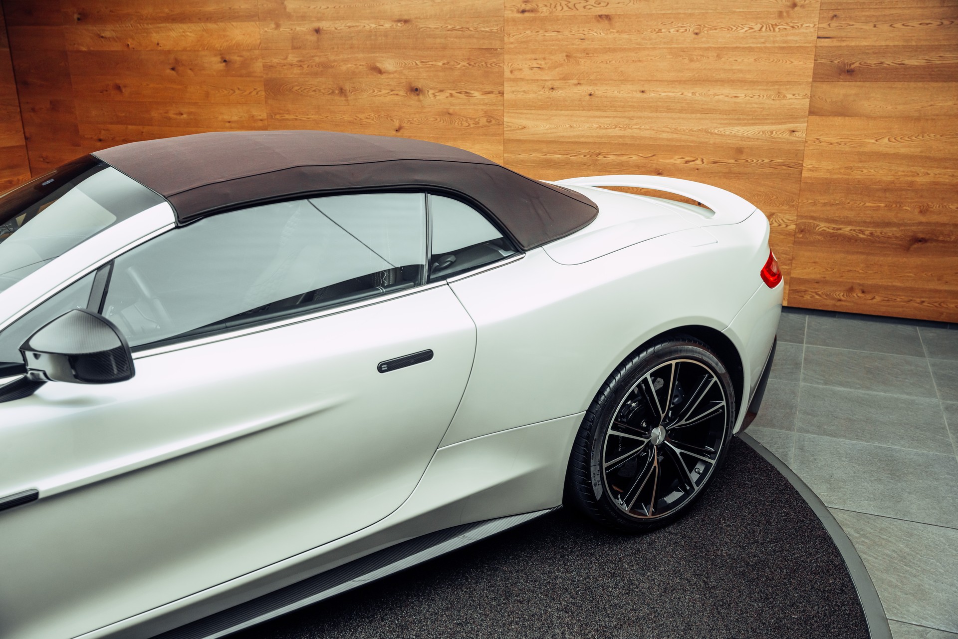 ASTON MARTIN Vanquish Volante V12 5.9 Touchtronic 3-image-26