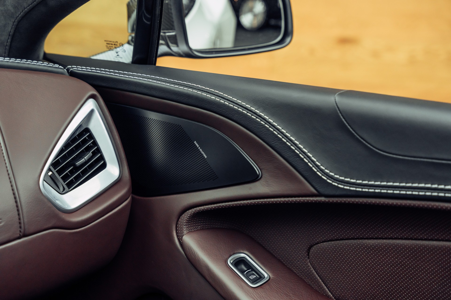 ASTON MARTIN Vanquish Volante V12 5.9 Touchtronic 3-image-12