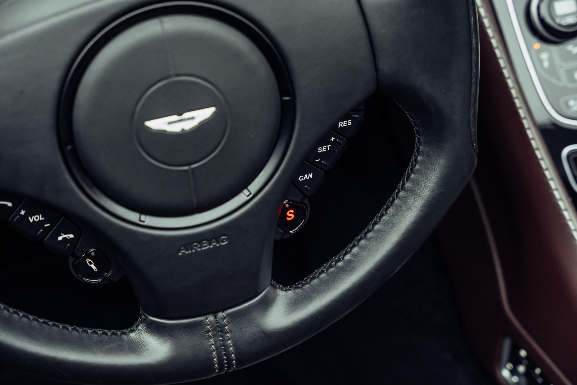 ASTON MARTIN Vanquish Volante V12 5.9 Touchtronic 3-image-17