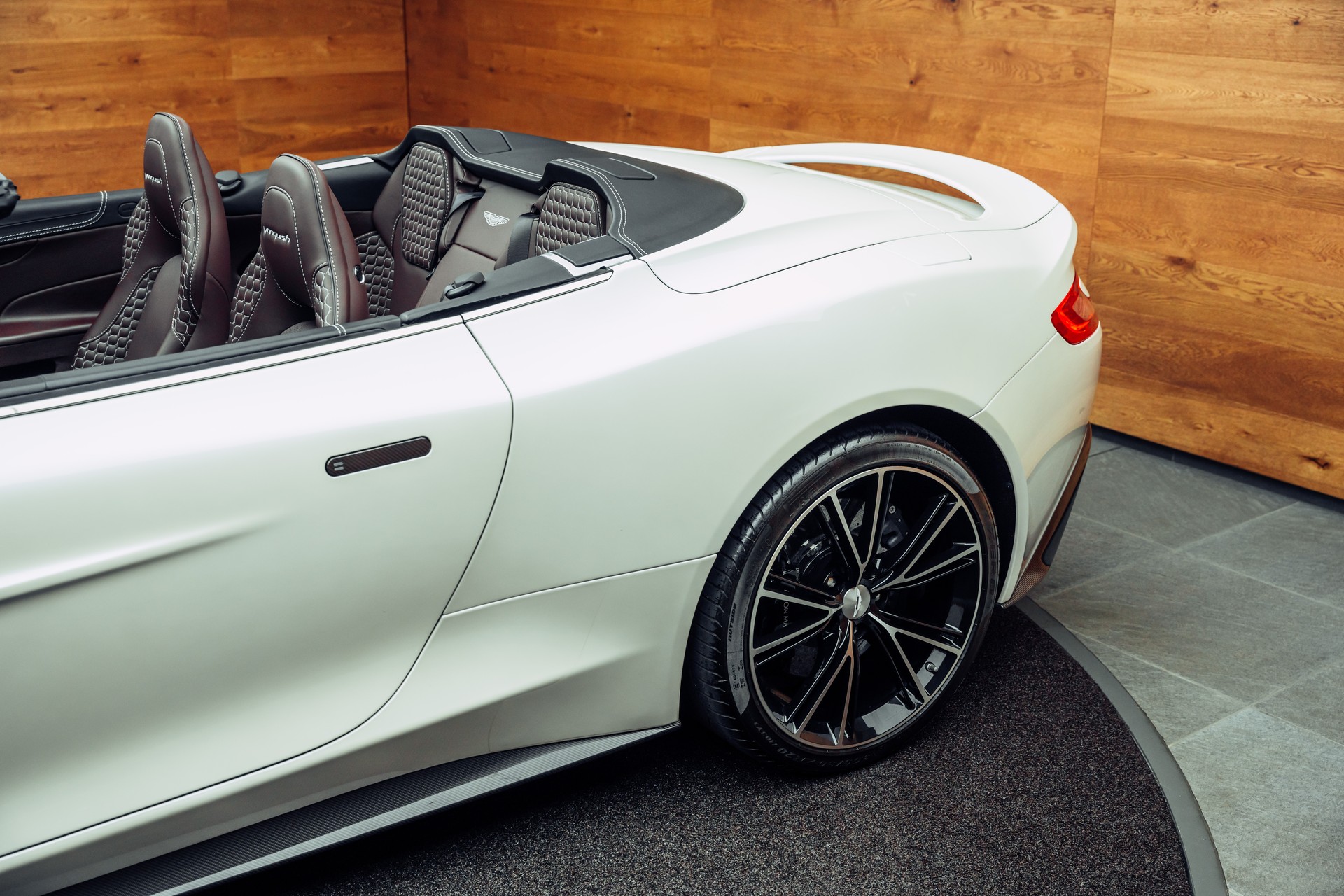 ASTON MARTIN Vanquish Volante V12 5.9 Touchtronic 3-image-16