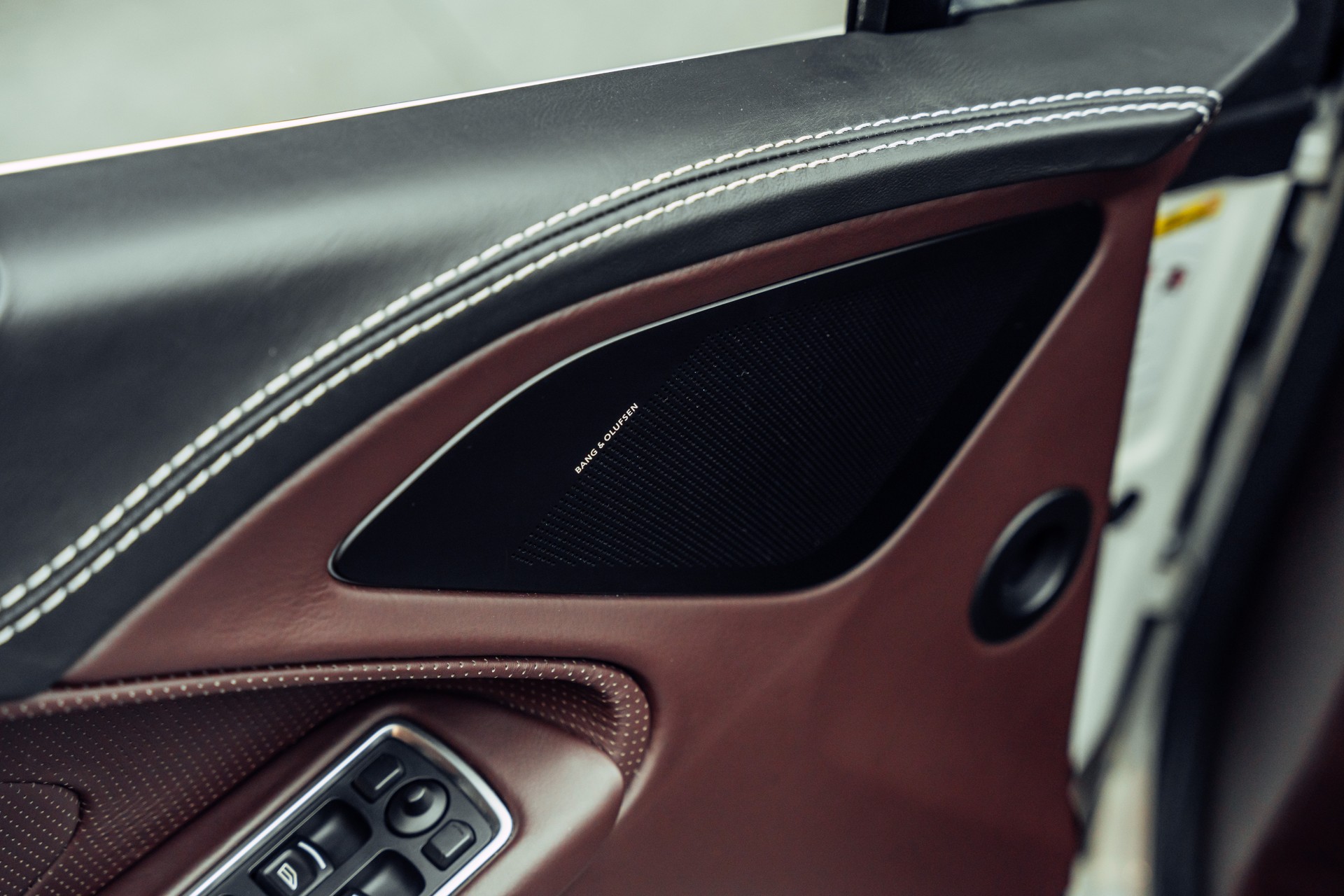 ASTON MARTIN Vanquish Volante V12 5.9 Touchtronic 3-image-14