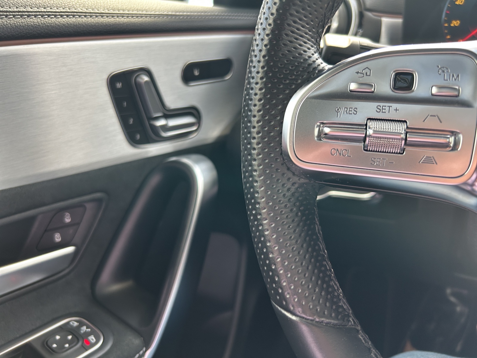 MERCEDES-BENZ CLA Shooting Brake 250 4Matic 7G-DCT AMG Line-image-12