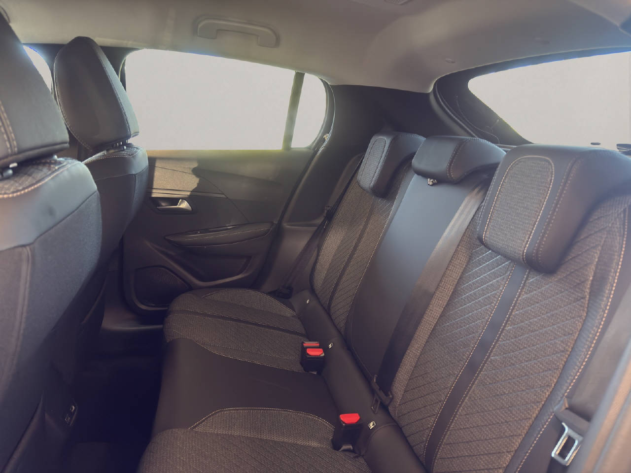 PEUGEOT 208 1.2 Hybrid 110 PS ALLURE PREMIUM AUTOMAT-image-6