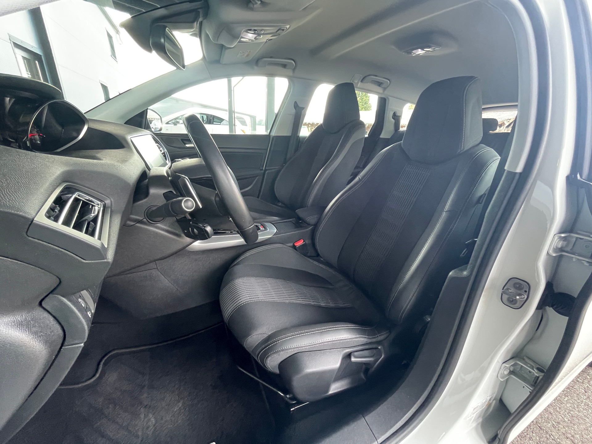 PEUGEOT 308 SW 1.2 Pure Tech Allure EAT8-image-12
