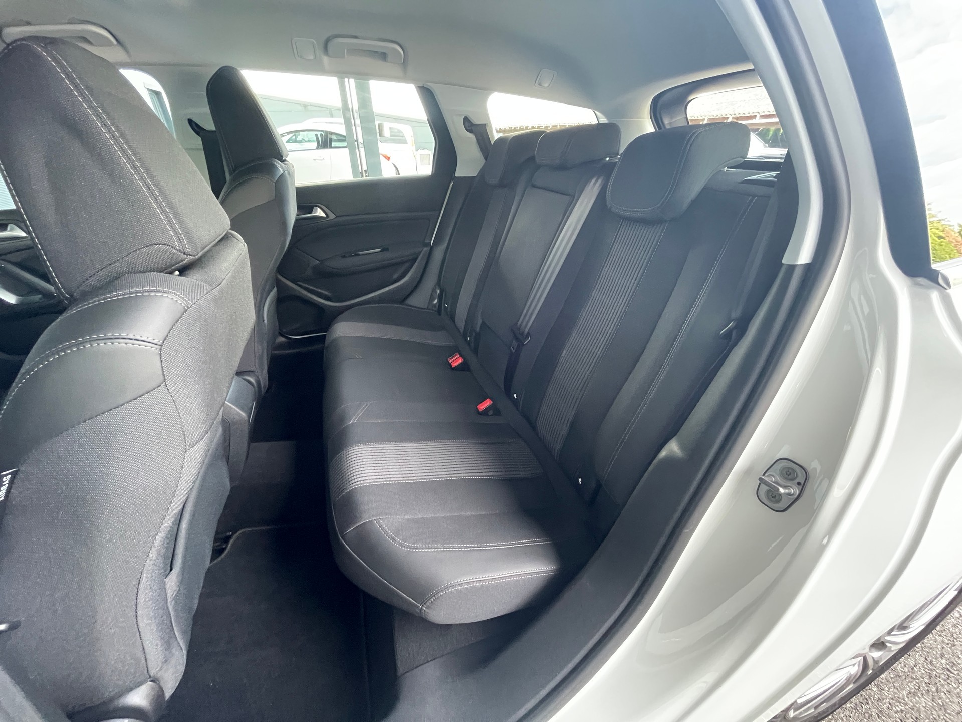 PEUGEOT 308 SW 1.2 Pure Tech Allure EAT8-image-13