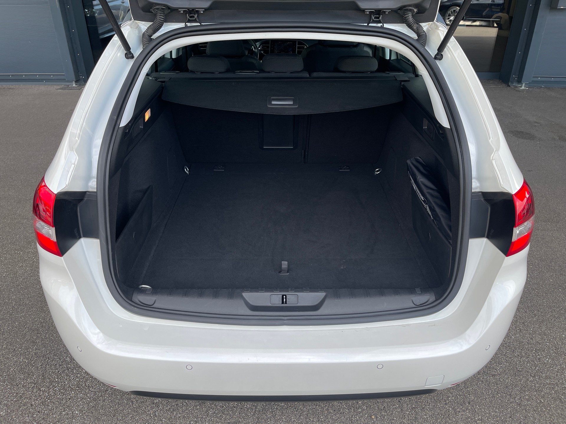 PEUGEOT 308 SW 1.2 Pure Tech Allure EAT8-image-14