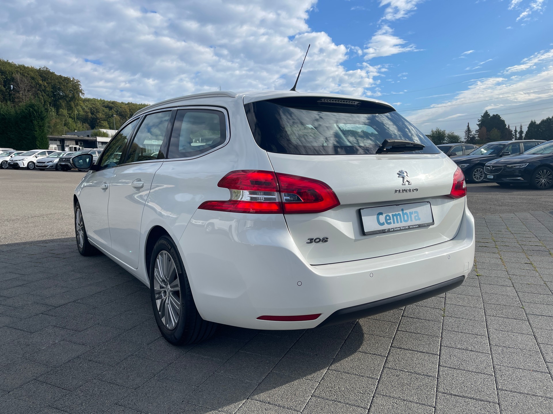 PEUGEOT 308 SW 1.2 Pure Tech Allure EAT8-image-2