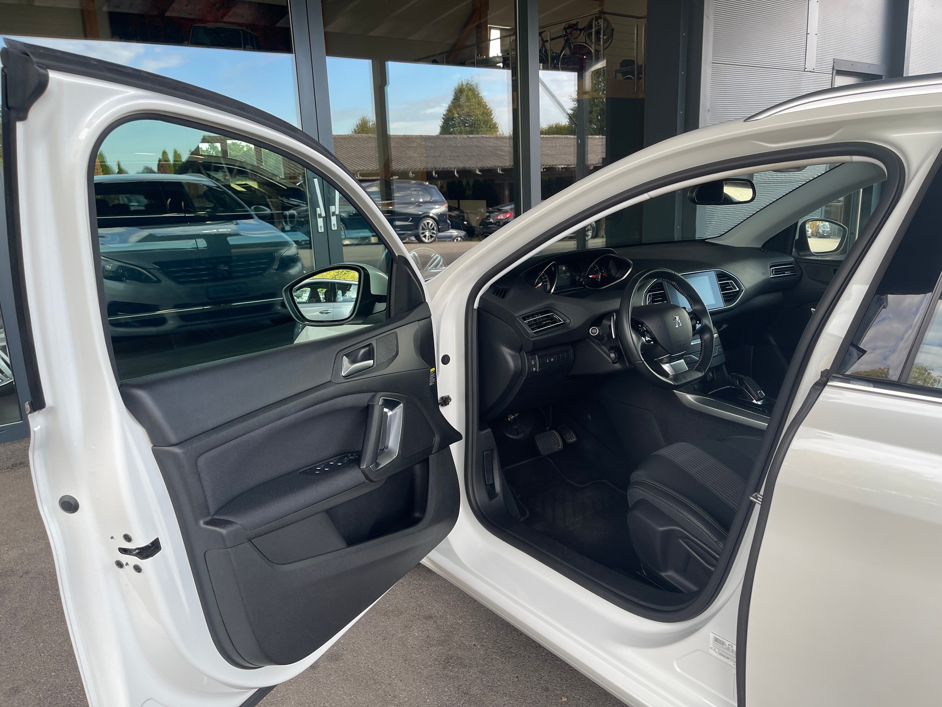 PEUGEOT 308 SW 1.2 Pure Tech Allure EAT8-image-6