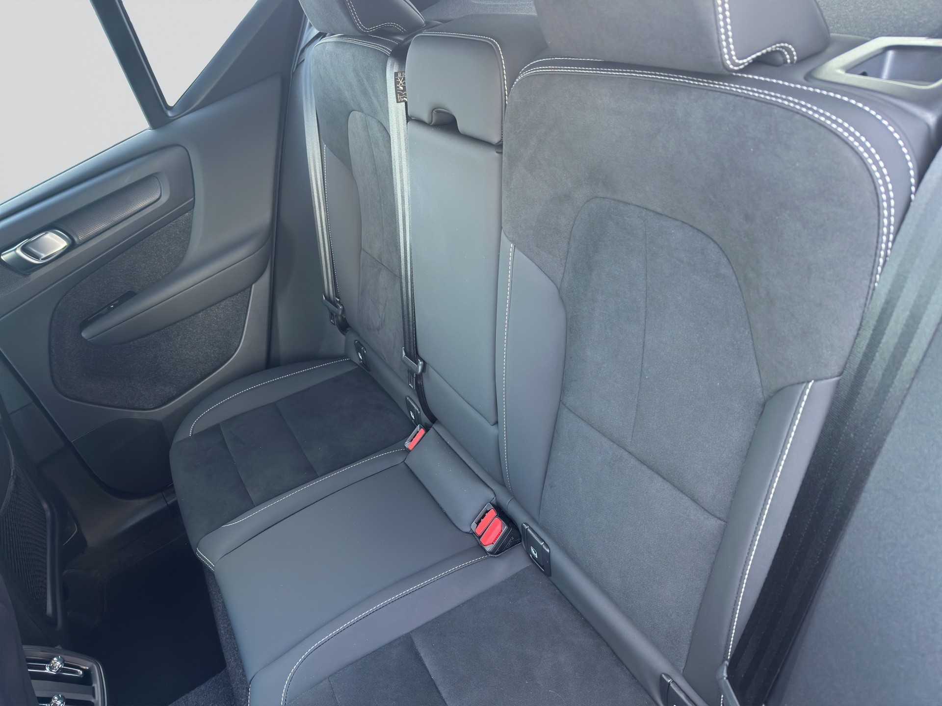 VOLVO XC40 B3 Benzin Mild Hybrid Plus Black Edition DCT-image-7
