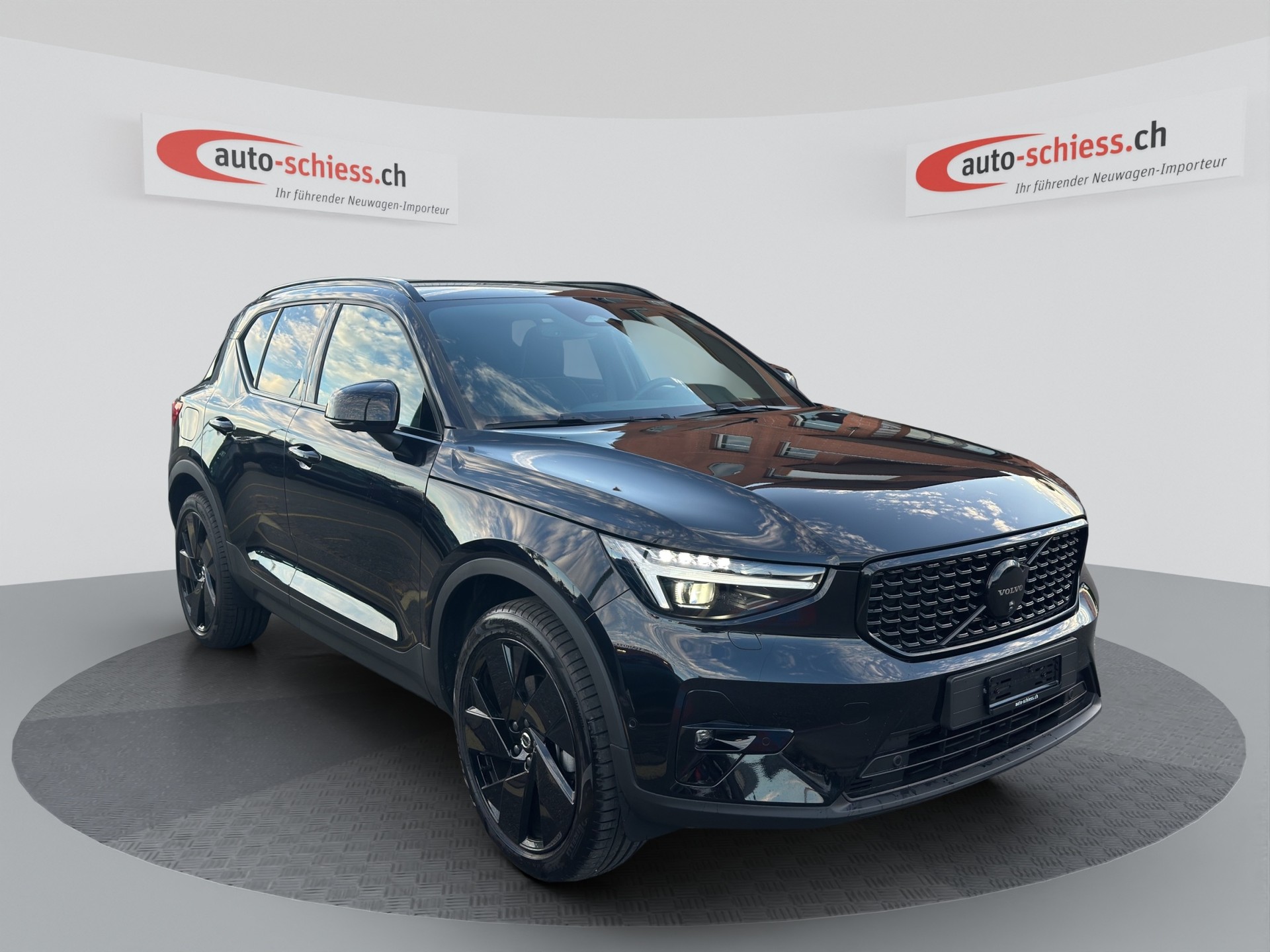 VOLVO XC40 B3 Benzin Mild Hybrid Plus Black Edition DCT-image-0