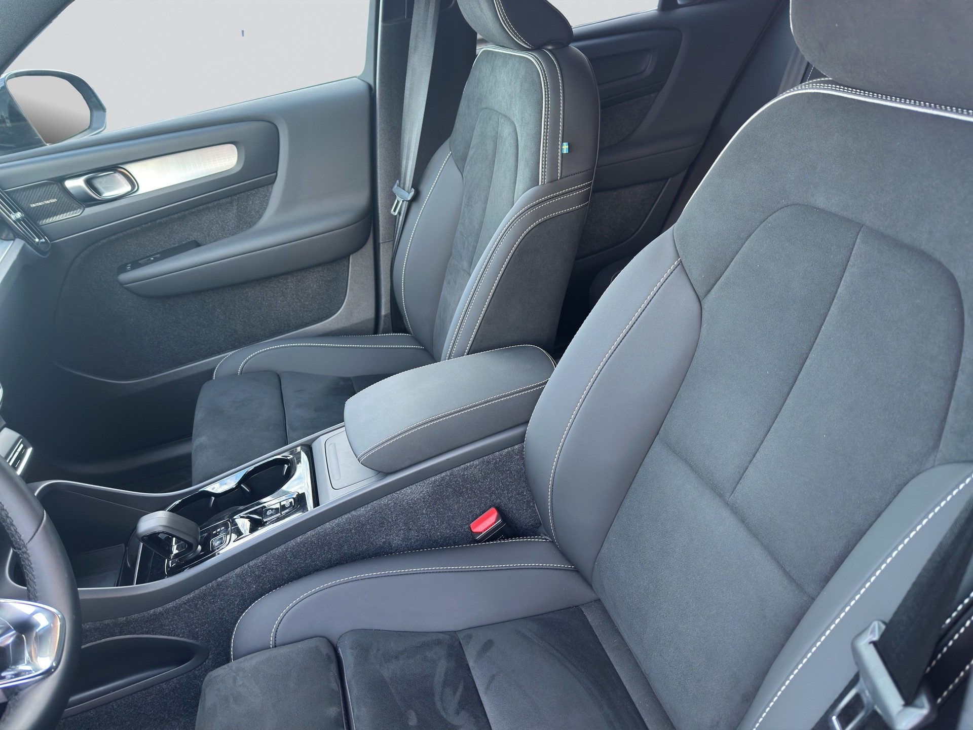 VOLVO XC40 B3 Benzin Mild Hybrid Plus Black Edition DCT-image-5