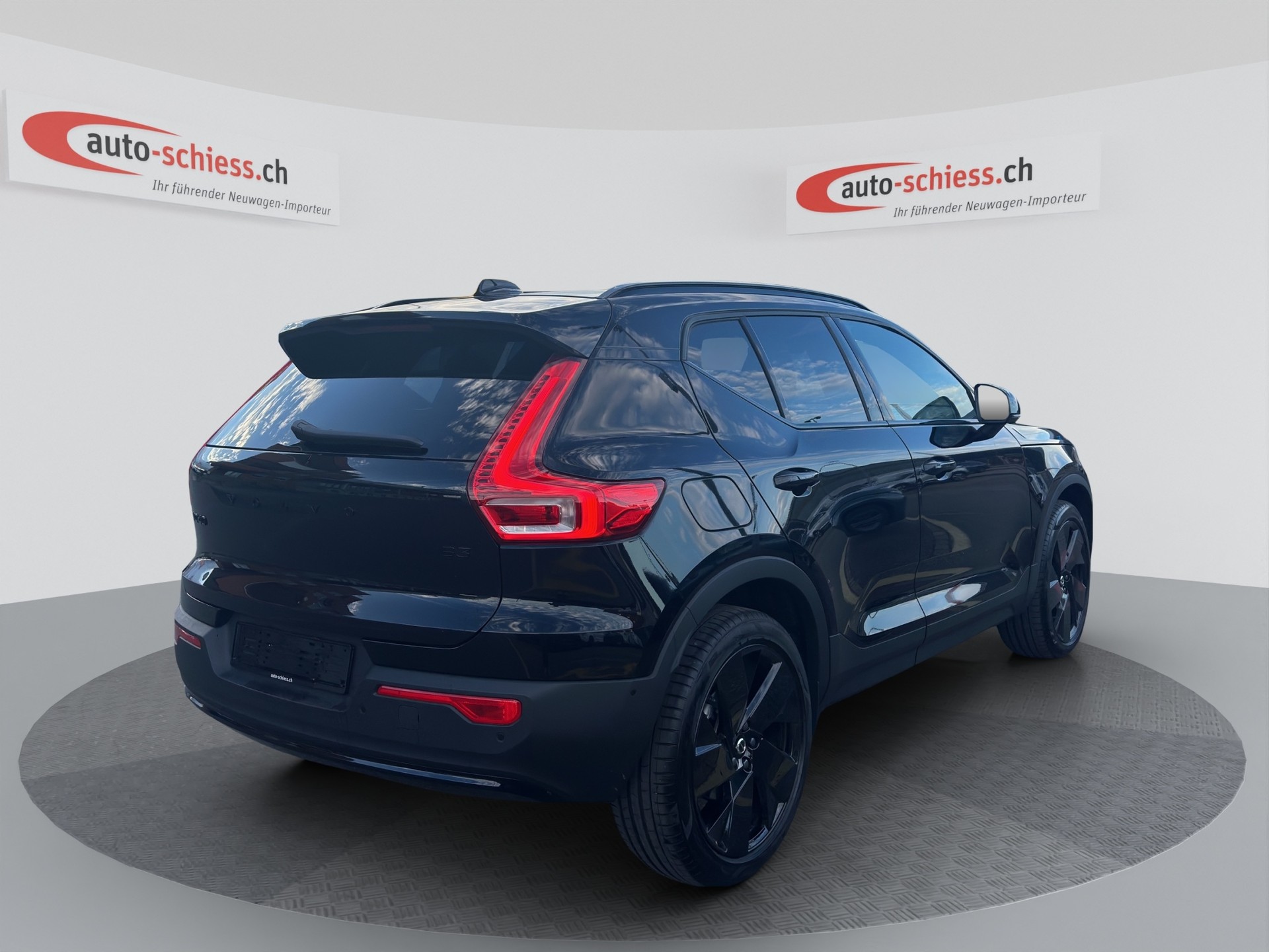 VOLVO XC40 B3 Benzin Mild Hybrid Plus Black Edition DCT-image-4