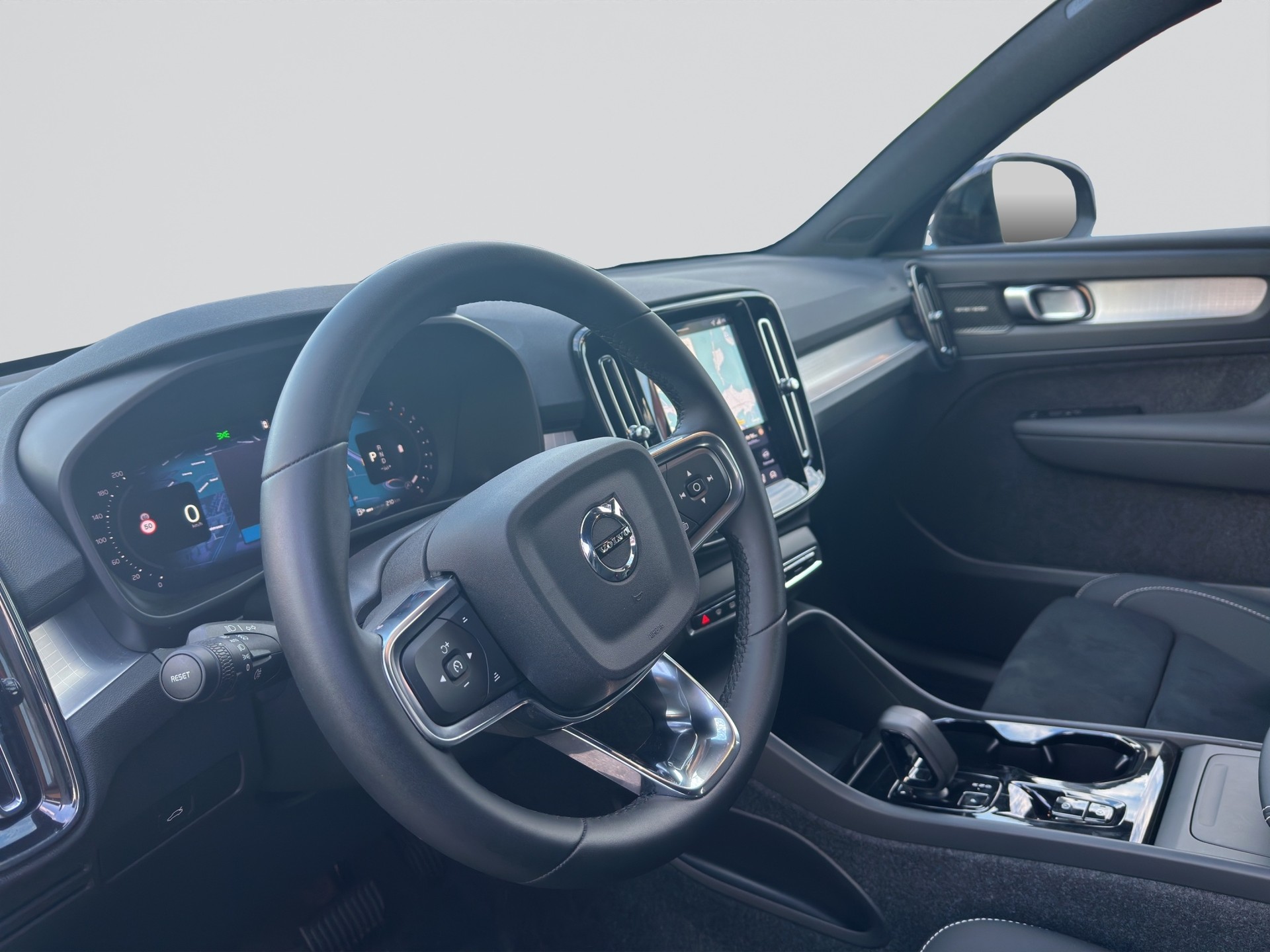 VOLVO XC40 B3 Benzin Mild Hybrid Plus Black Edition DCT-image-6