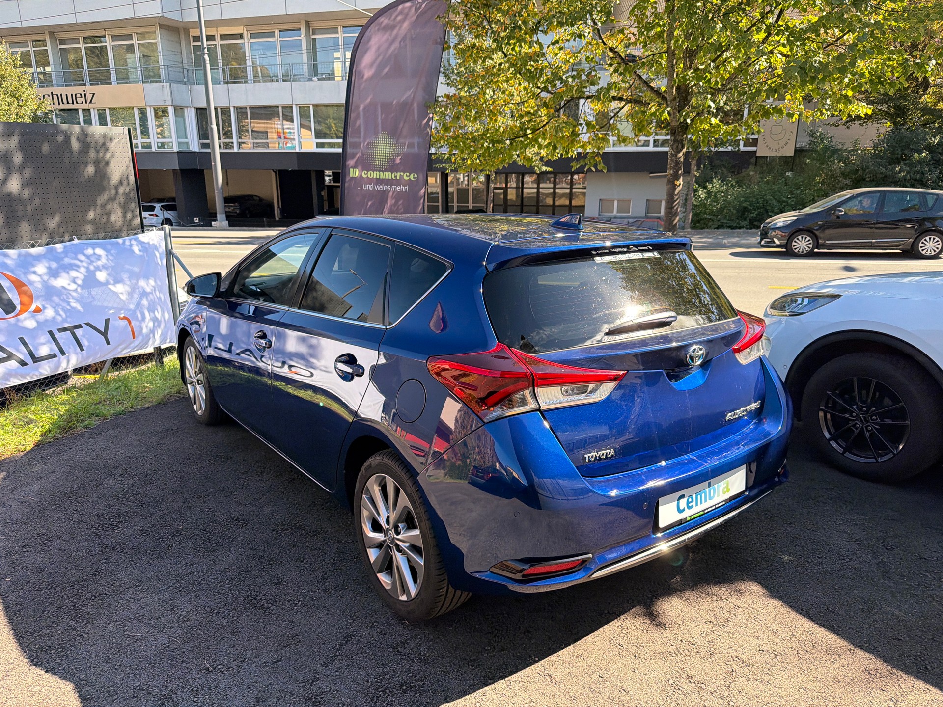 TOYOTA Auris 1.8 HSD Sol e-CVT-image-3