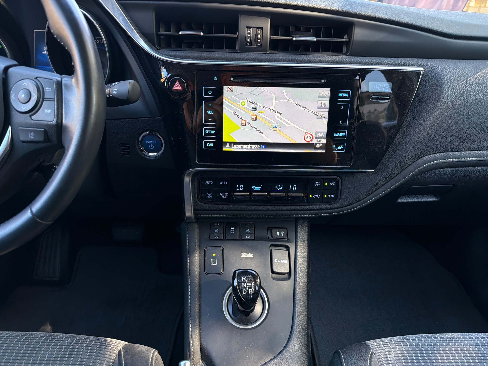 TOYOTA Auris 1.8 HSD Sol e-CVT-image-8