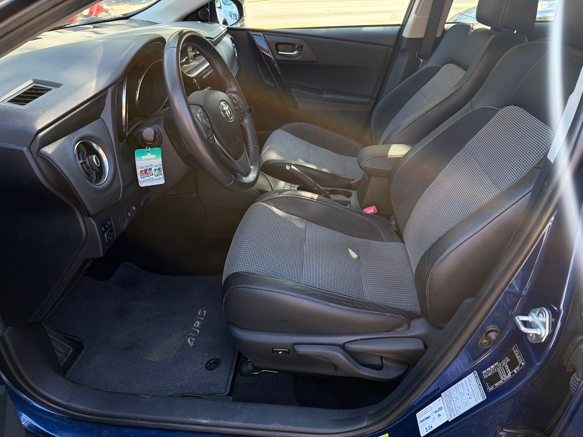 TOYOTA Auris 1.8 HSD Sol e-CVT-image-4