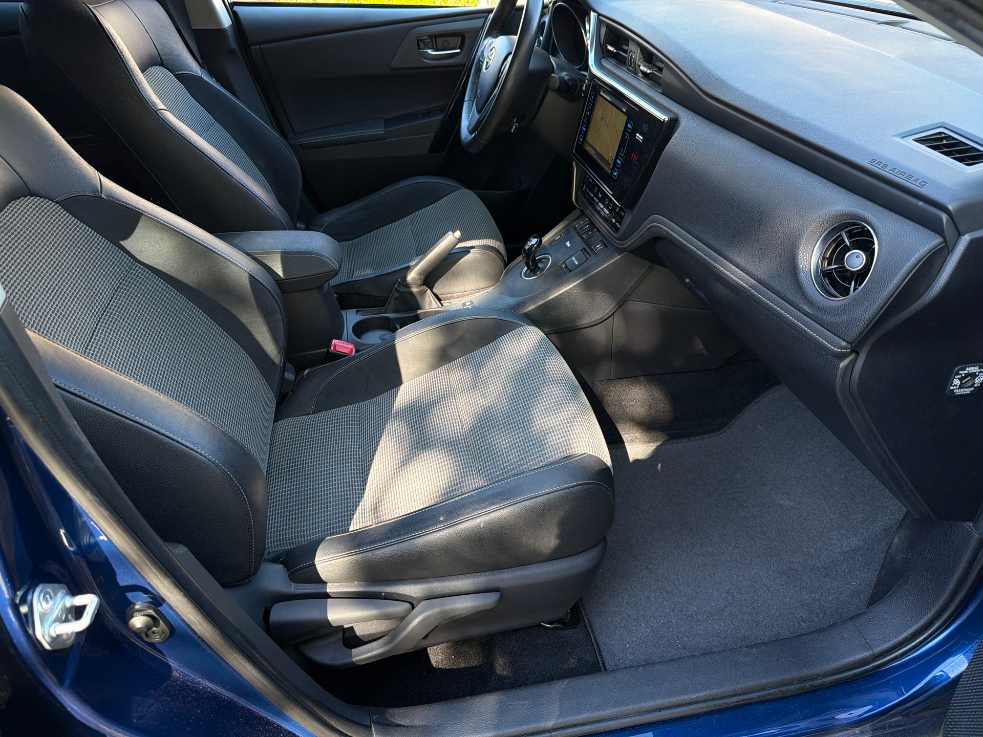 TOYOTA Auris 1.8 HSD Sol e-CVT-image-11