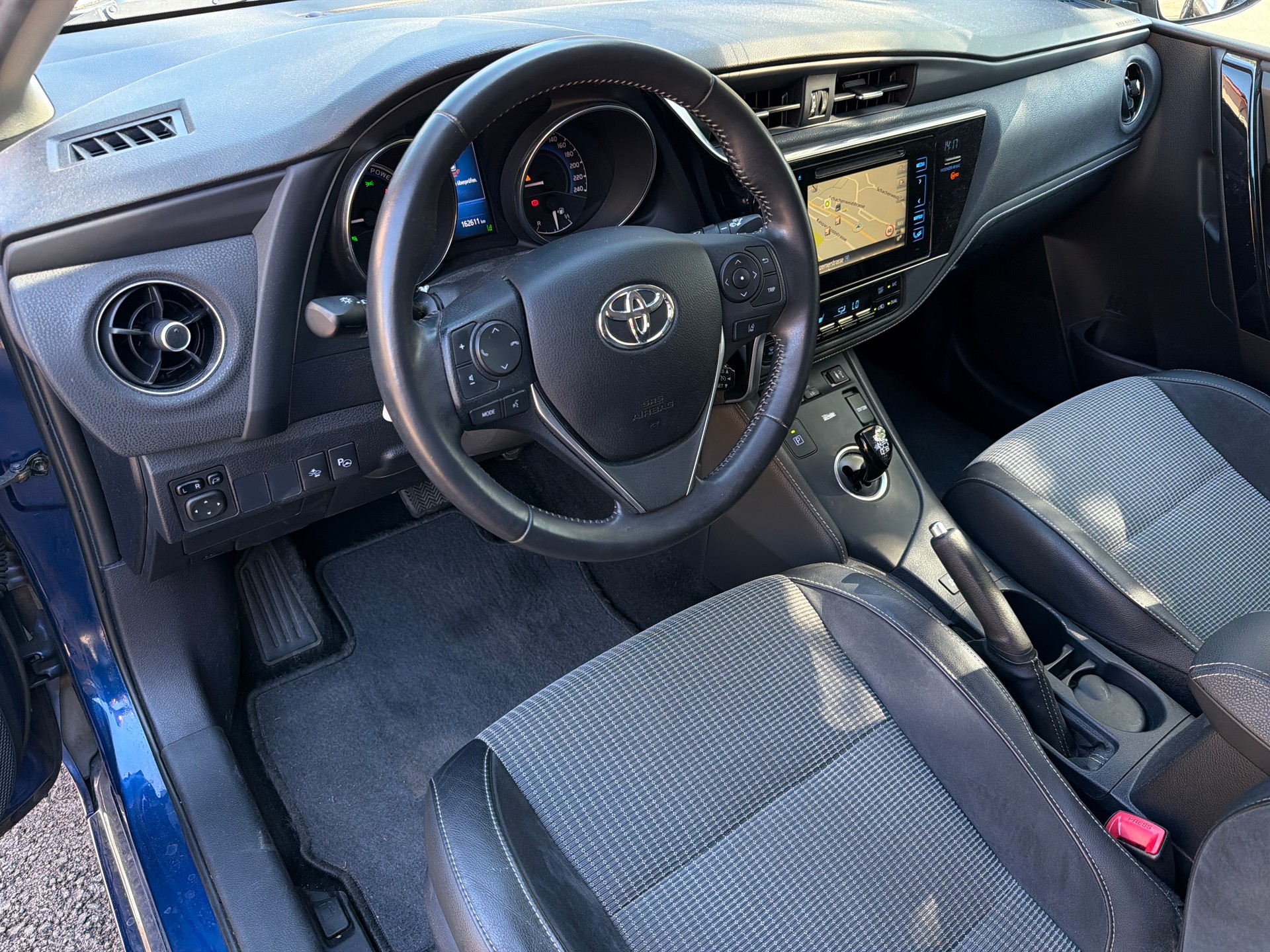 TOYOTA Auris 1.8 HSD Sol e-CVT-image-5