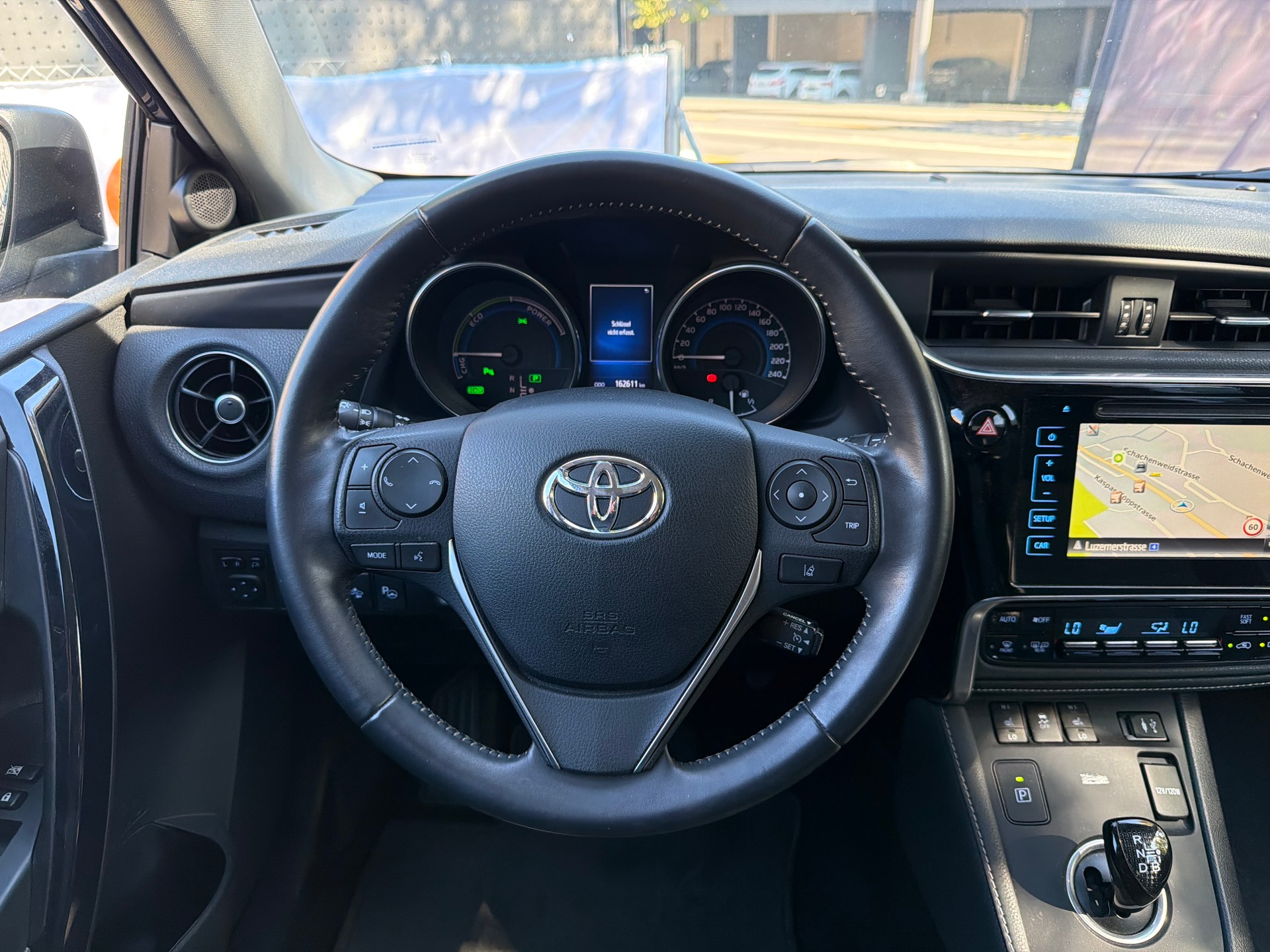 TOYOTA Auris 1.8 HSD Sol e-CVT-image-9
